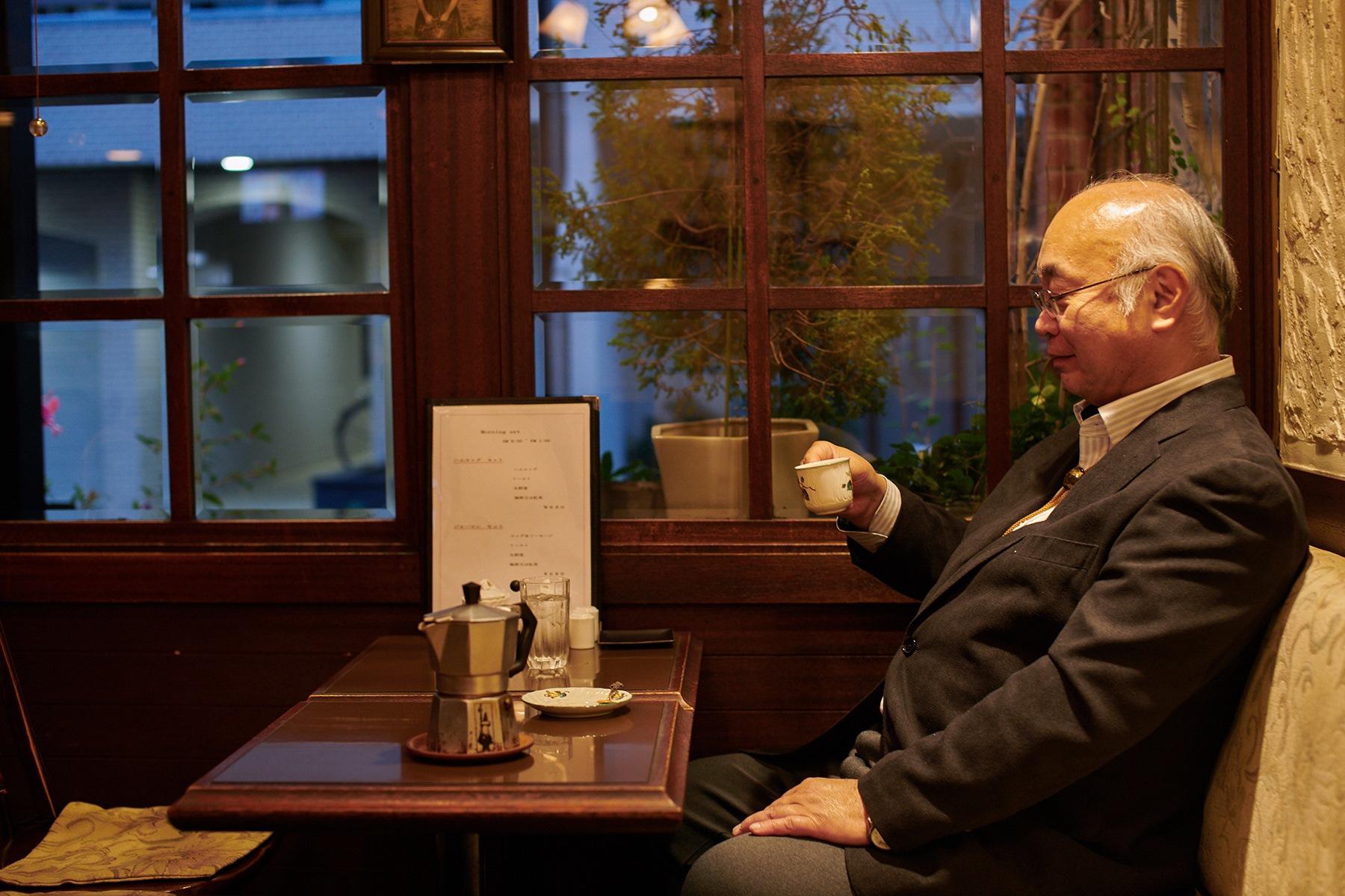 エスプレッソを飲む神林先生