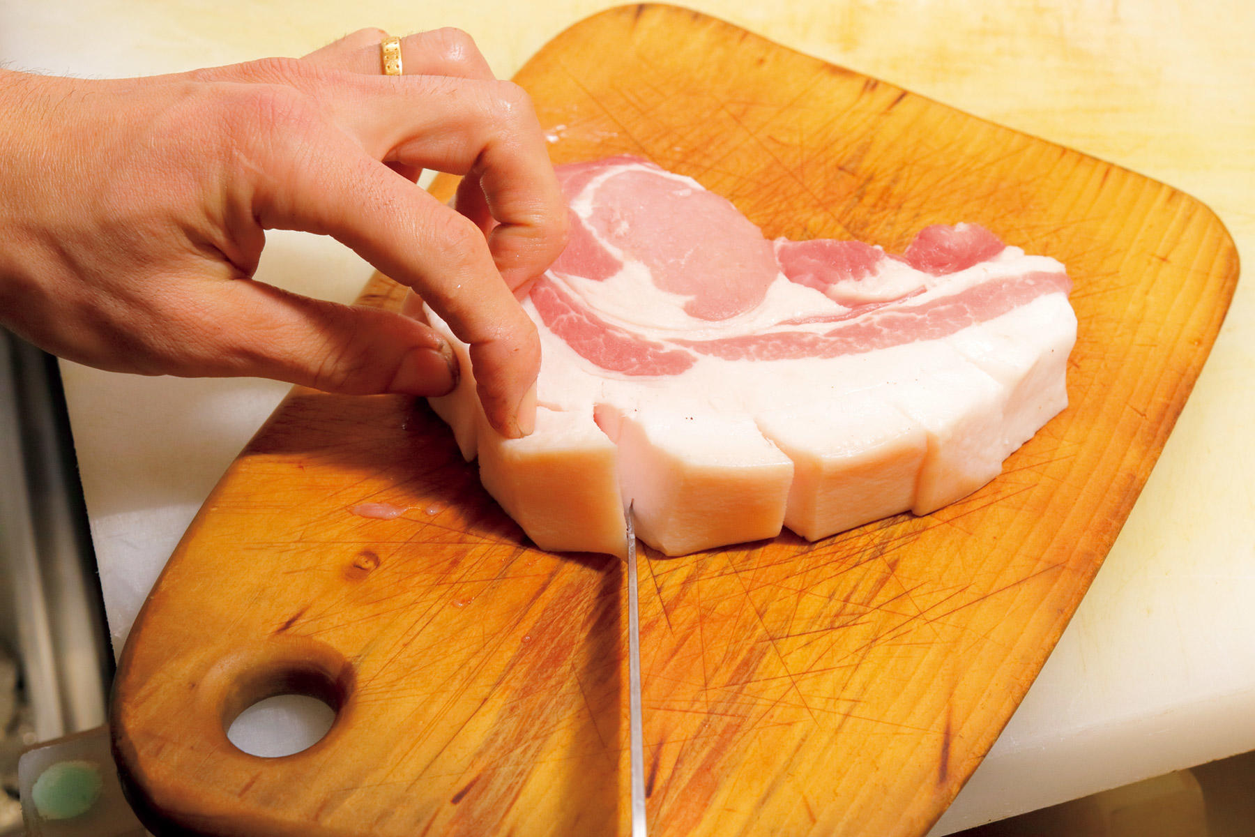 脂身に包丁を入れる