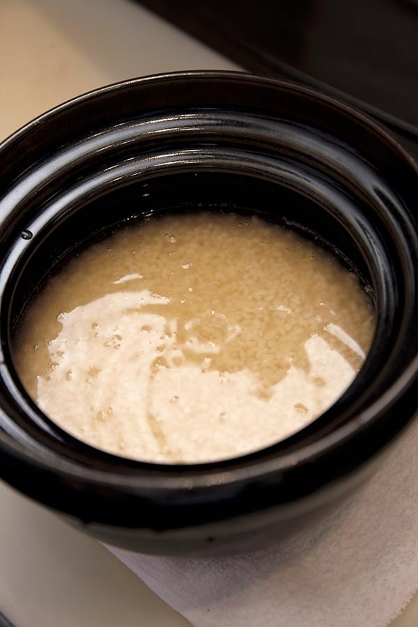 米をだしで炊く