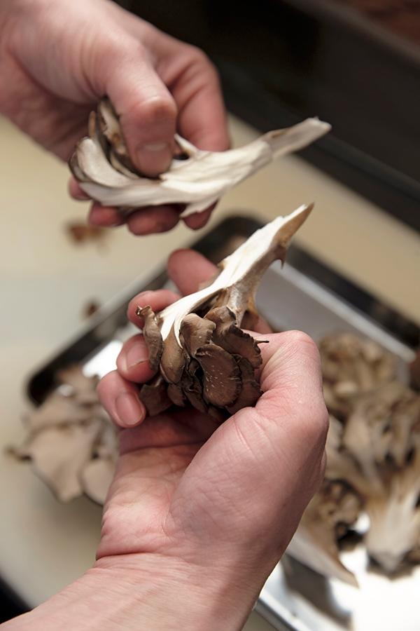 舞茸は大ぶりに手で裂く