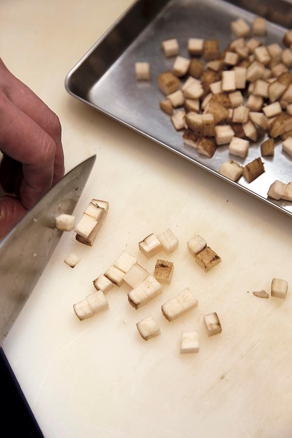 ごぼうはたわしで優しく泥を落とし、5mm角に切る