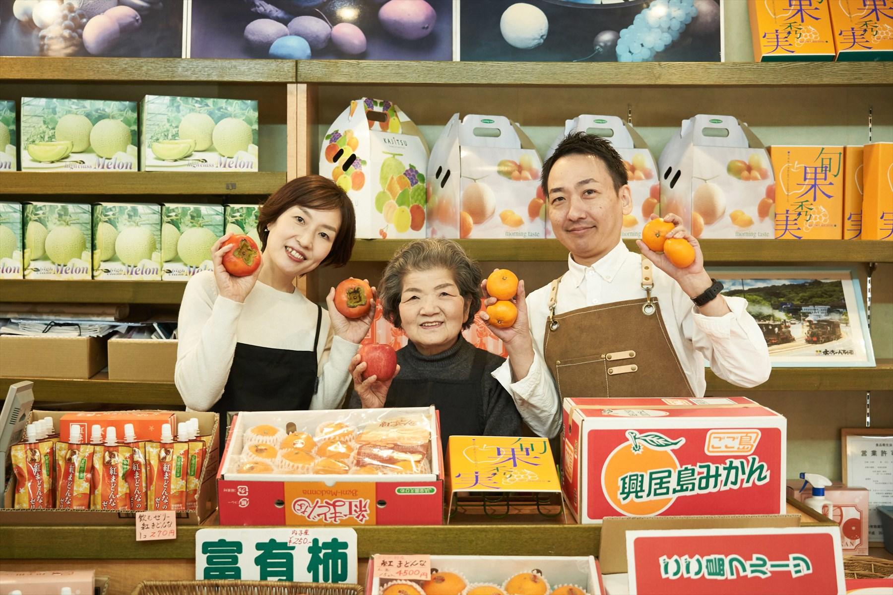 「フルーツパーラー みしま」三島繁雄さん、正栄さん、有紀子さん(右から)