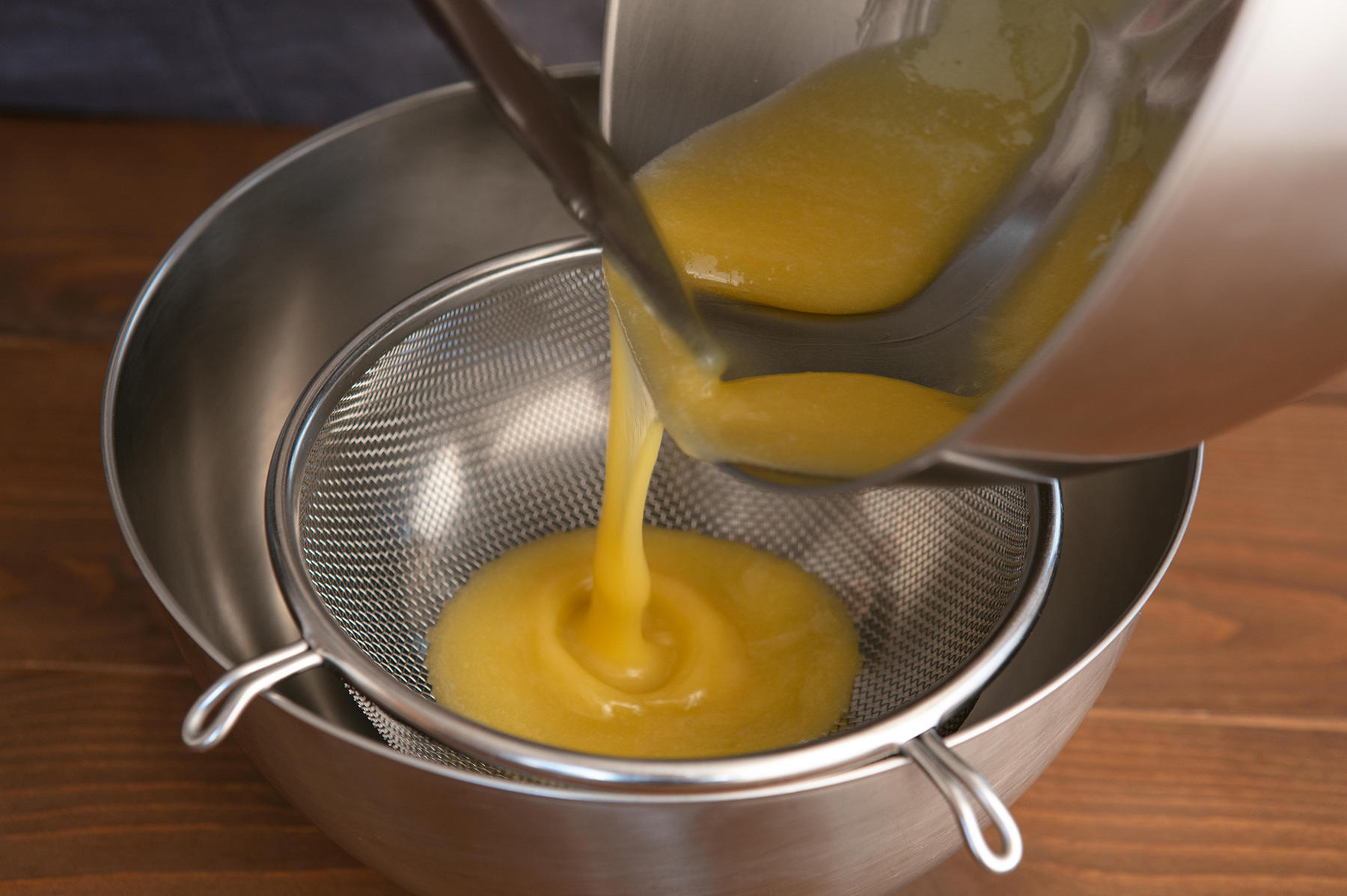 濾してレモンの皮を加える