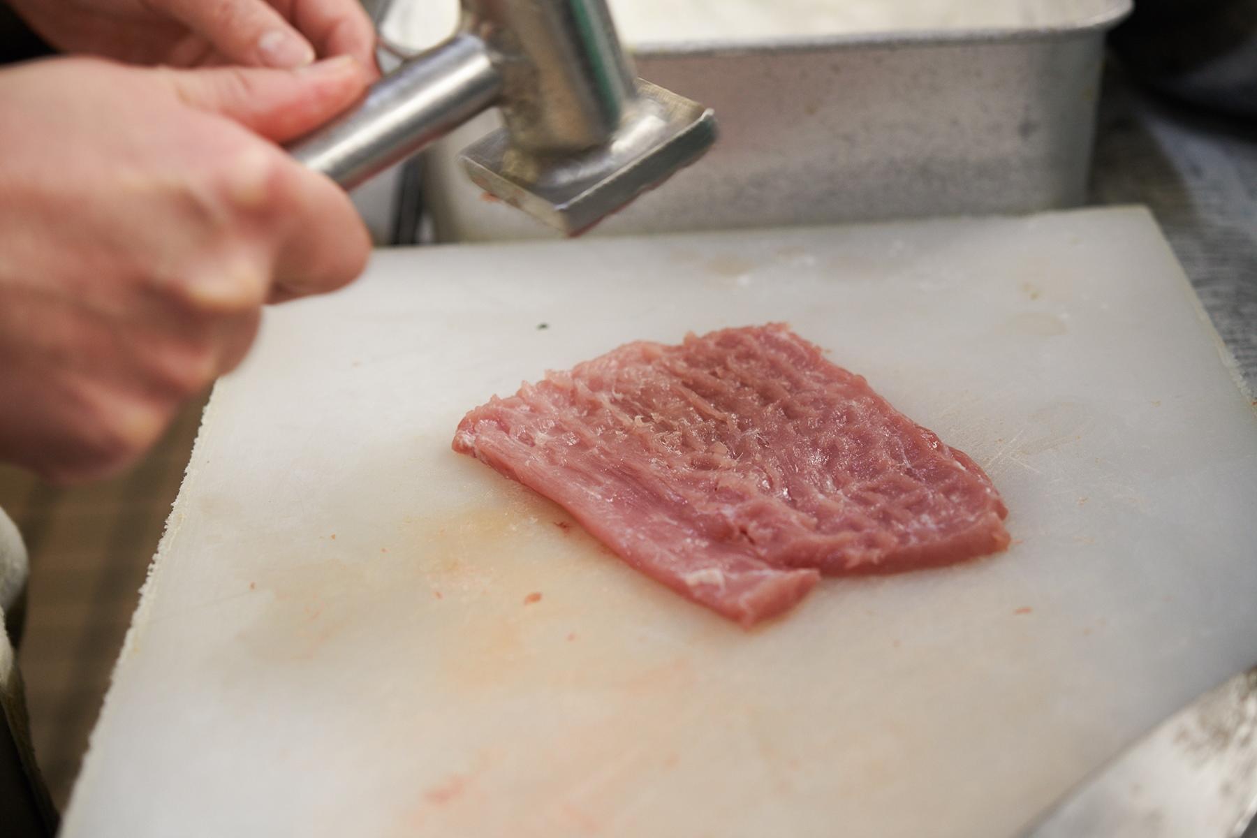 ハンマーで何度も叩く