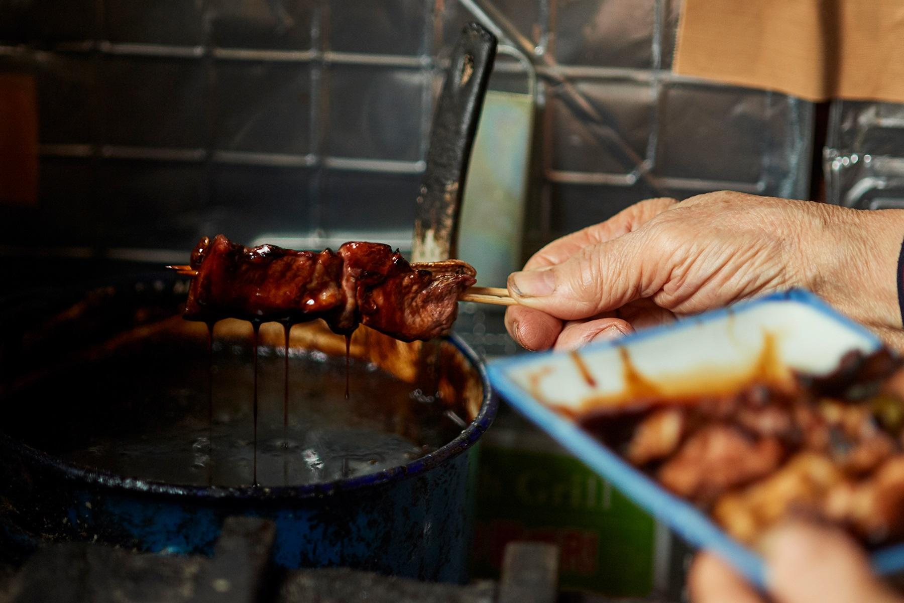 タレをつける手