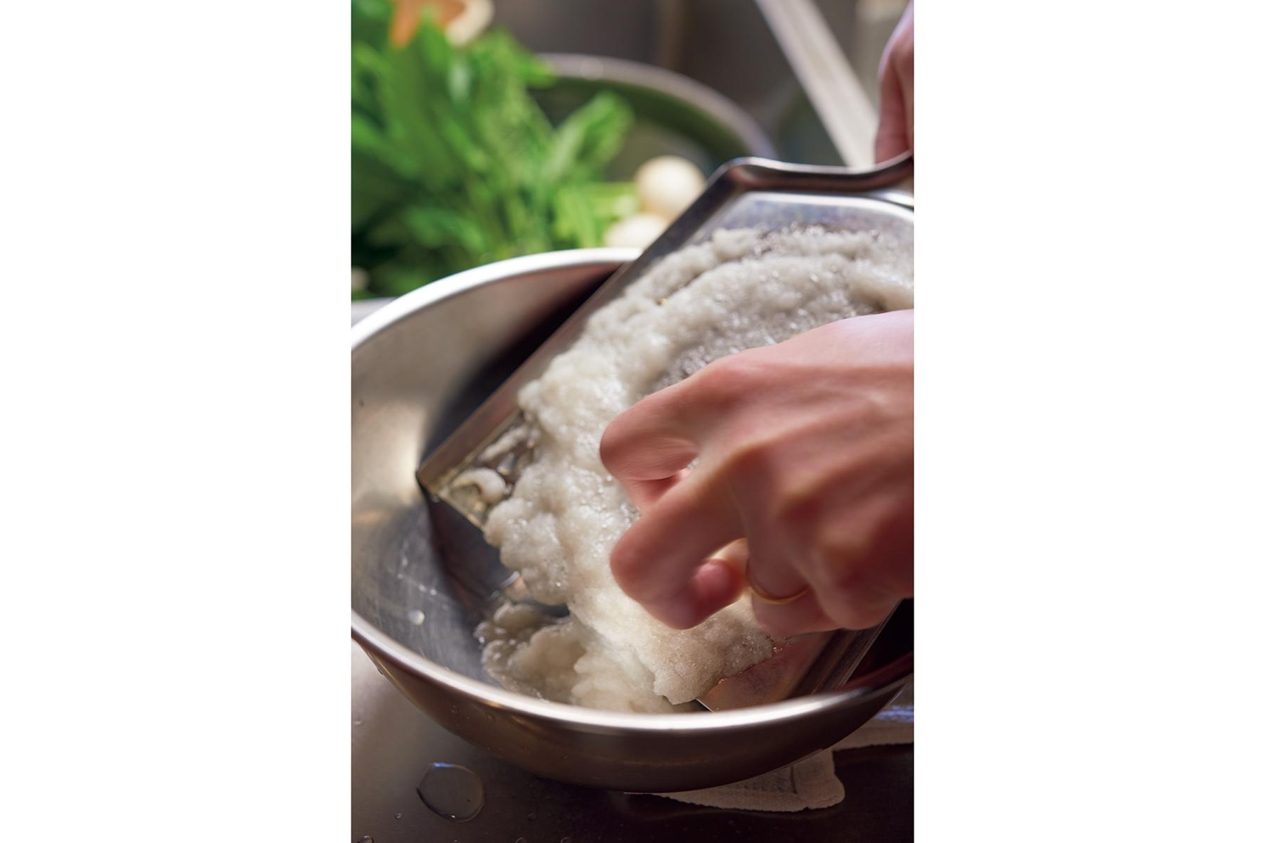 生のかぶをすりおろす