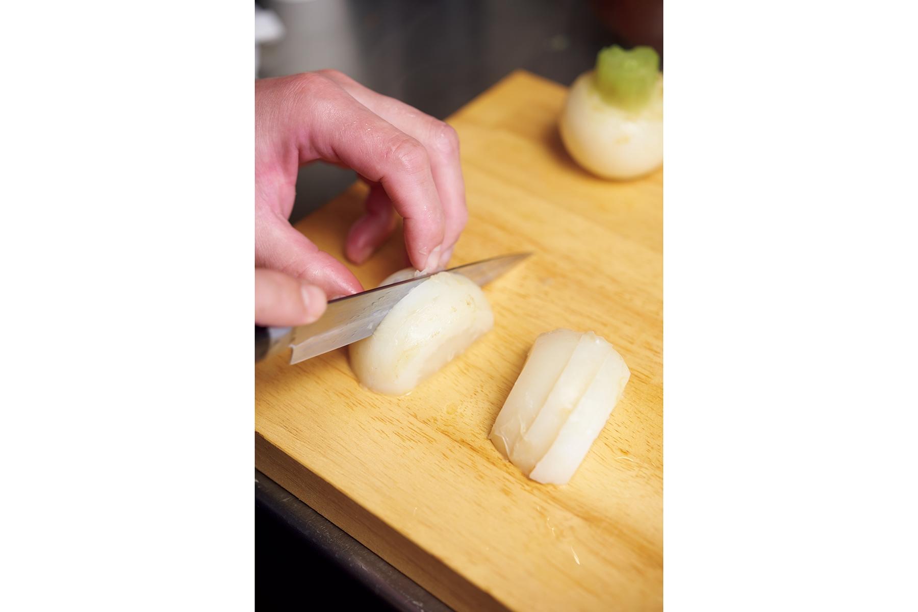 だしに使ったかぶを切る