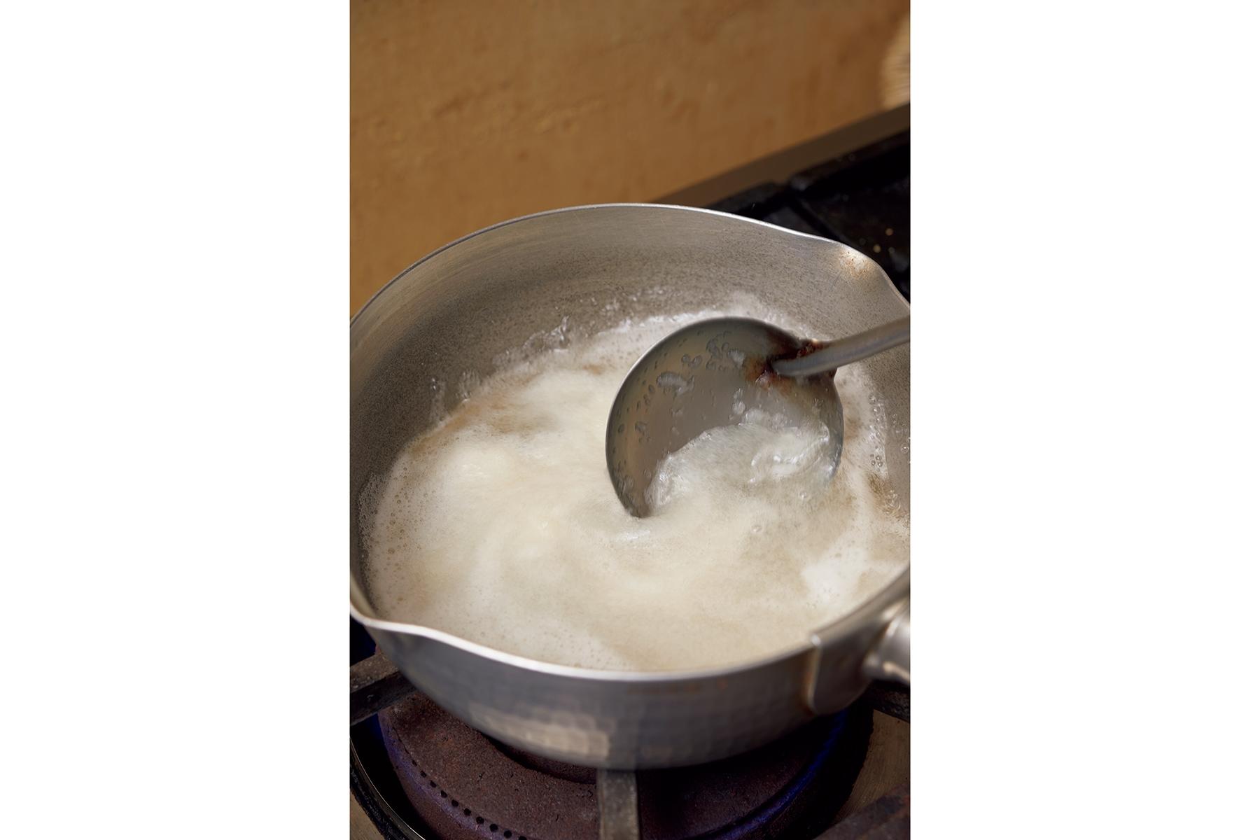 かぶのすりおろしを火にかける