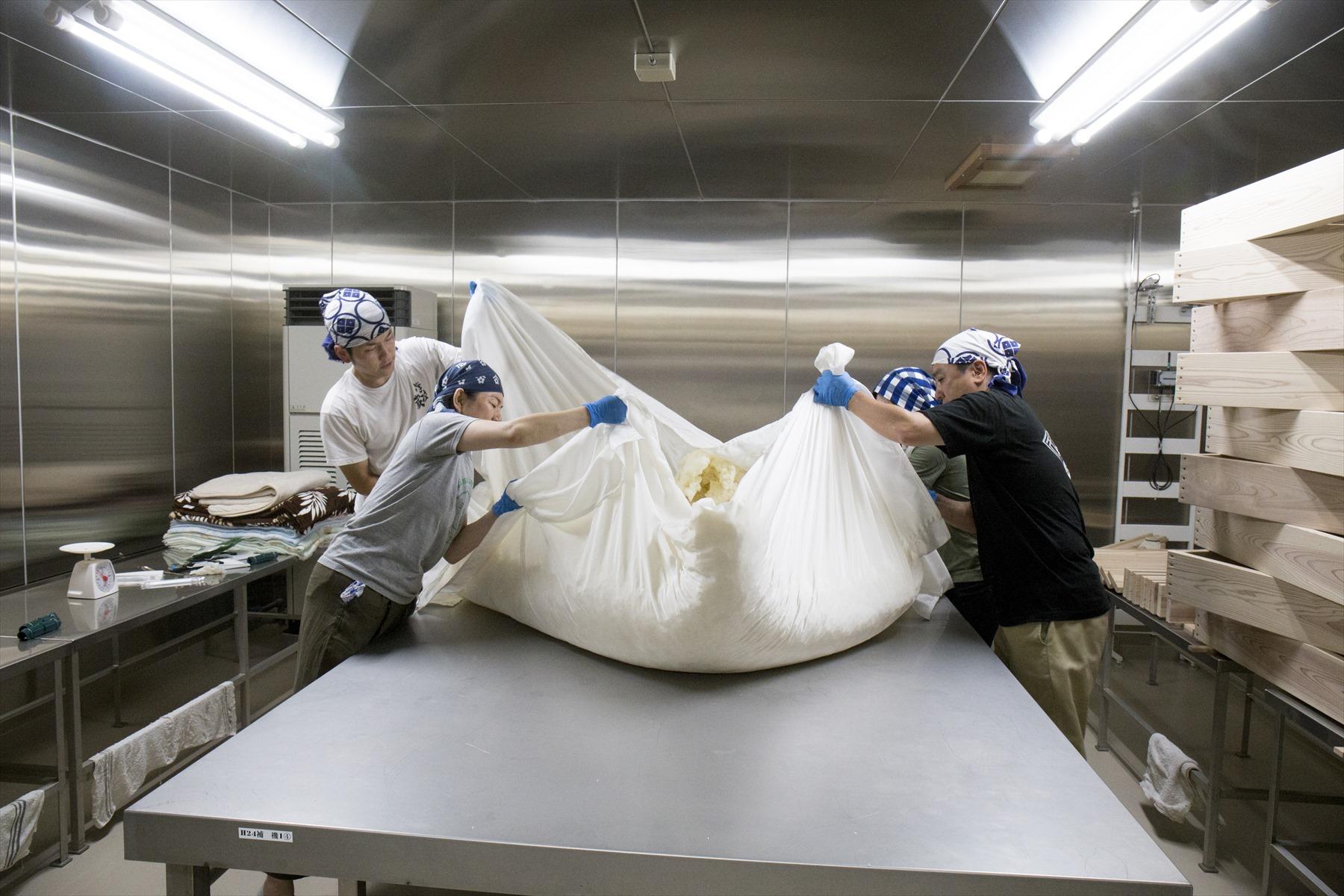 種麹を振った米を台に乗せる