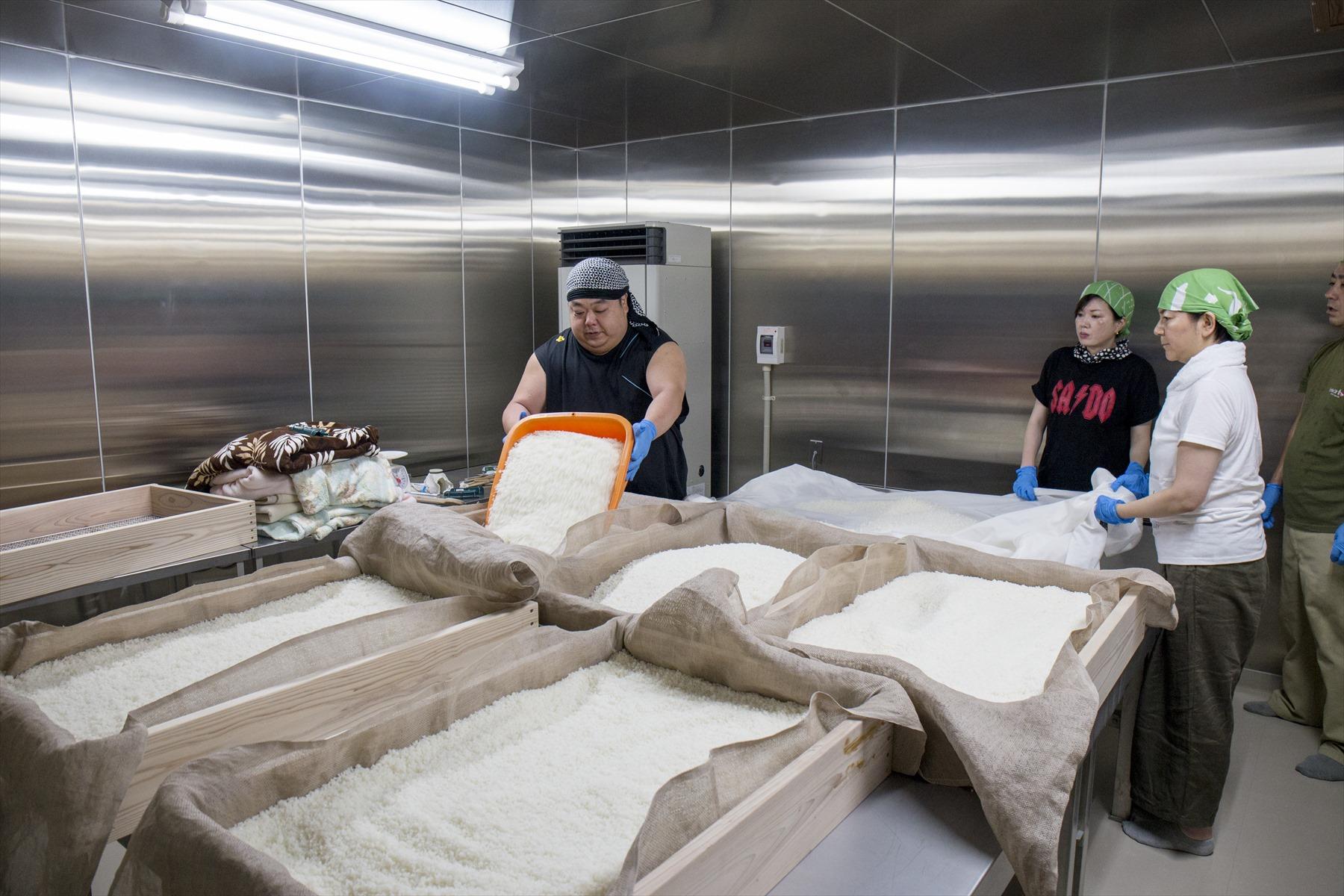 米を木箱に入れる