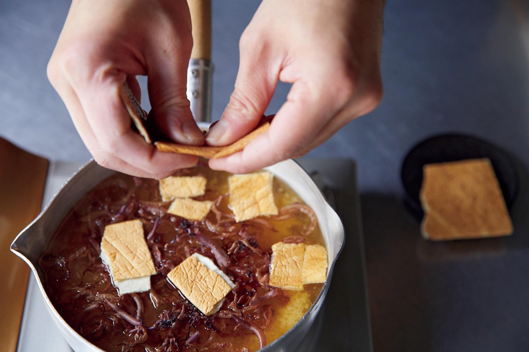 味噌を溶き、具材を入れる