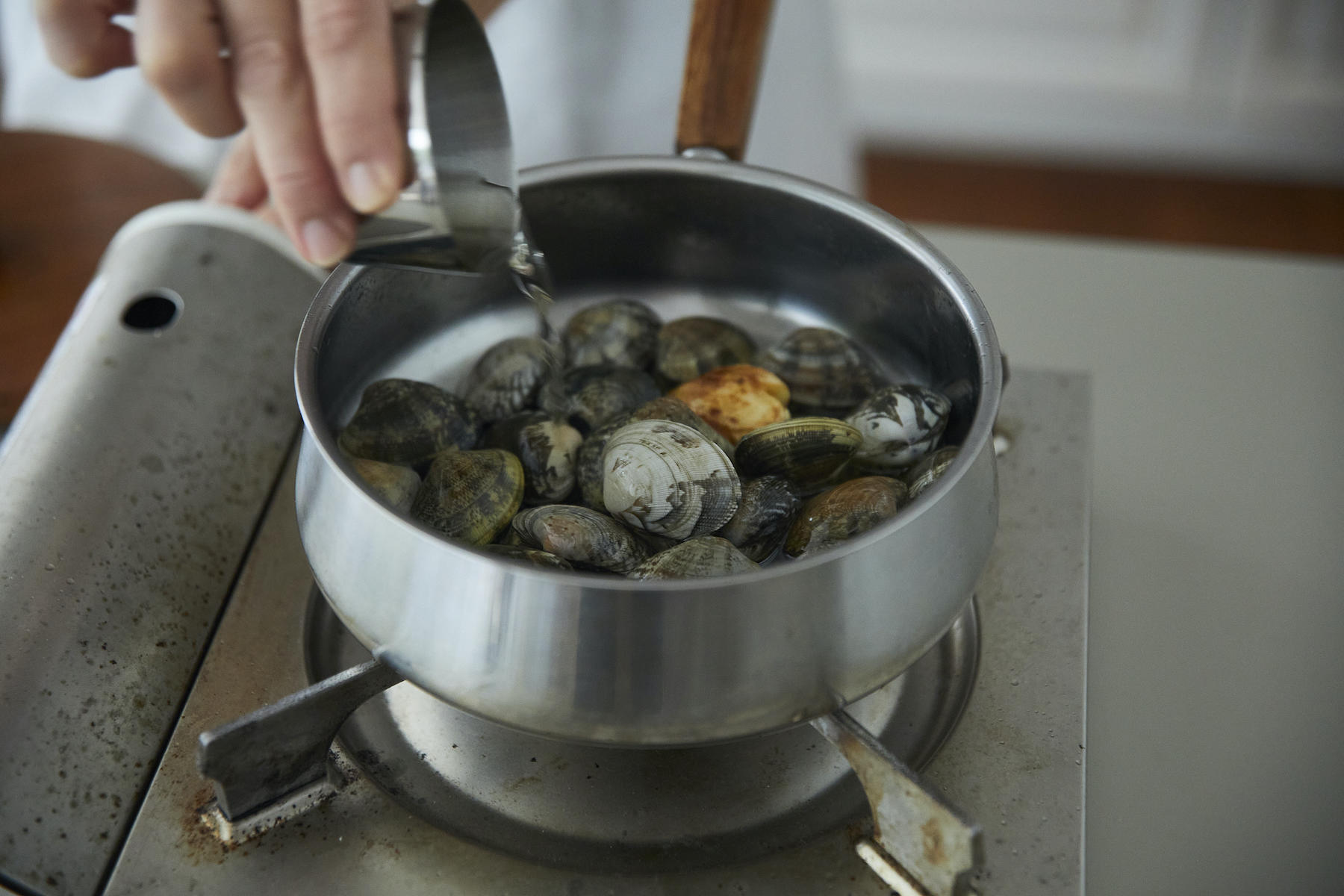 あさりを蒸し煮する