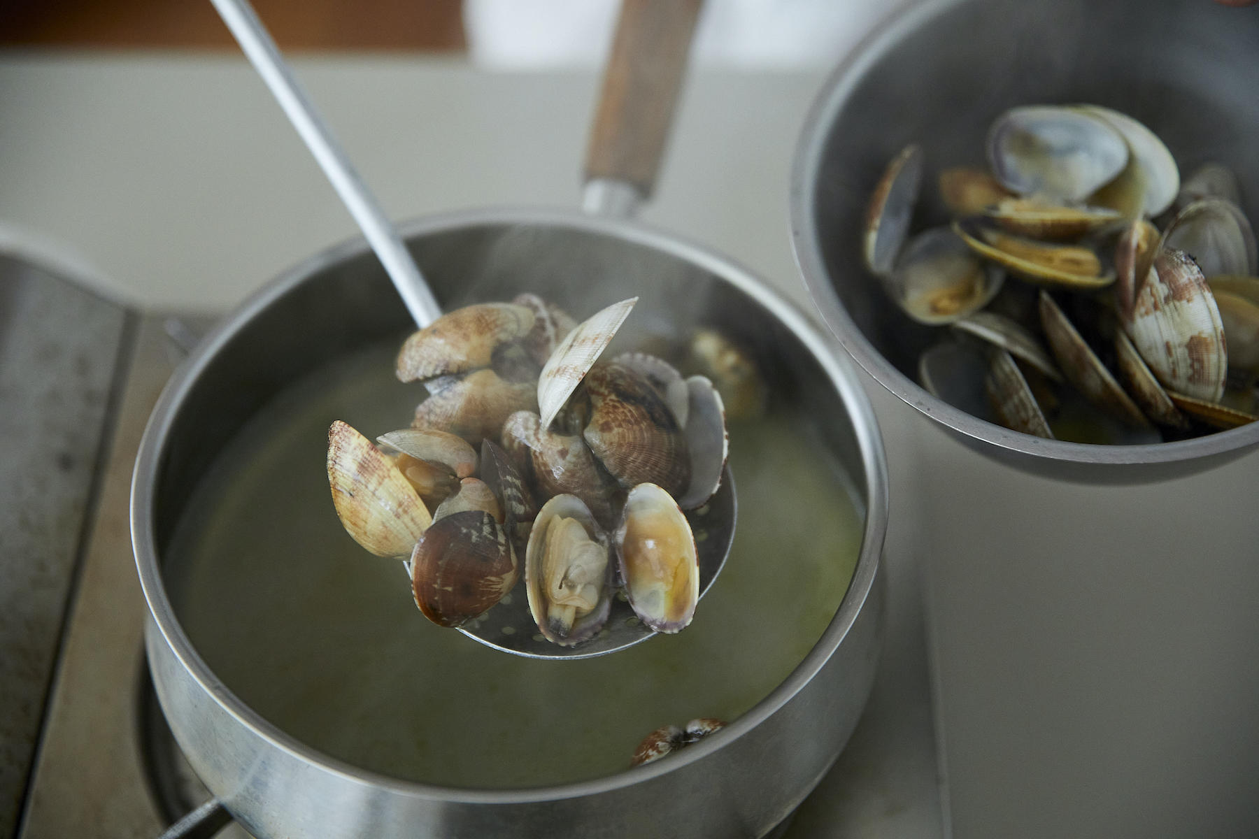 あさりを取り出して米を加える