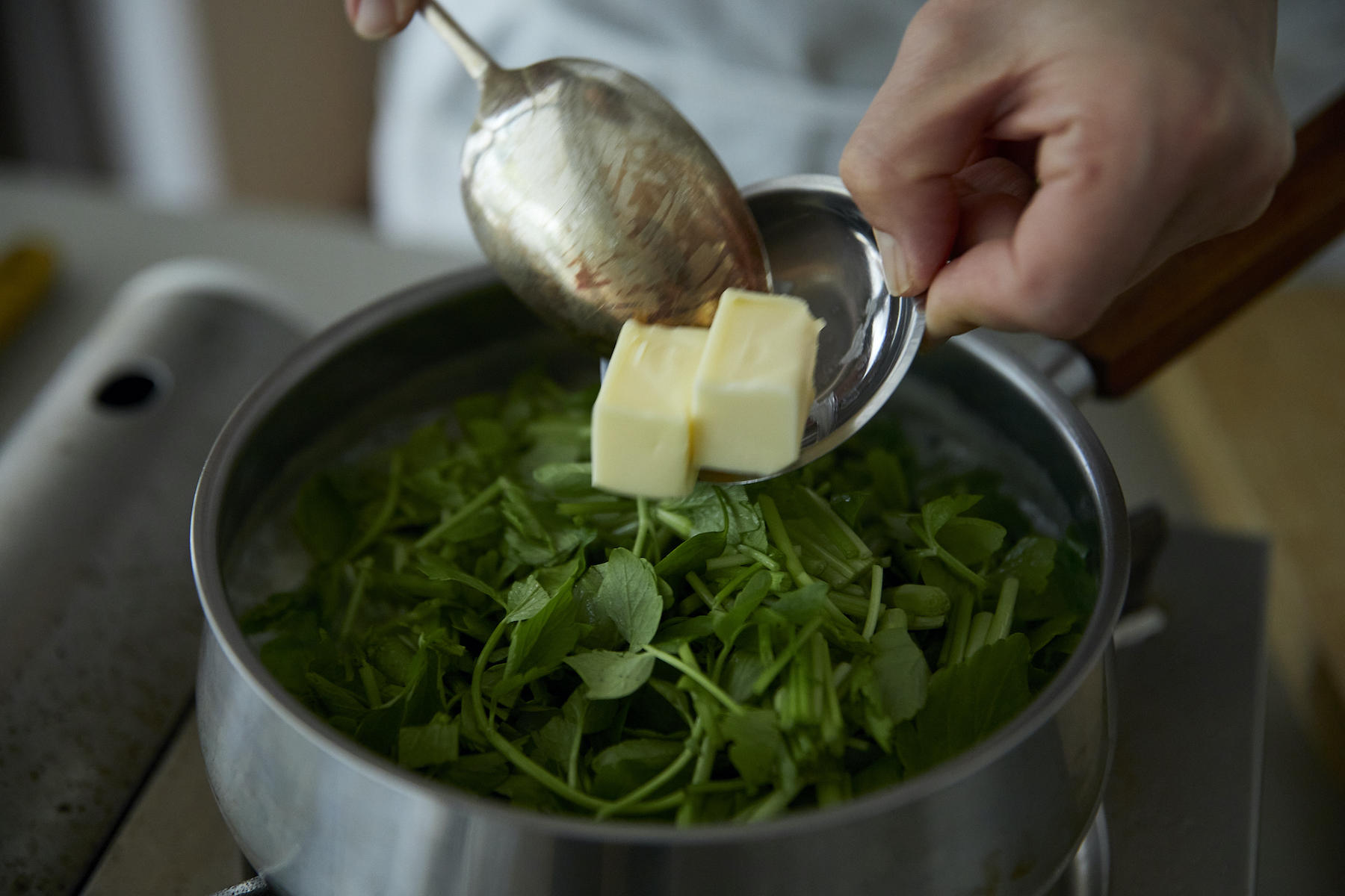 芹とバターを加える