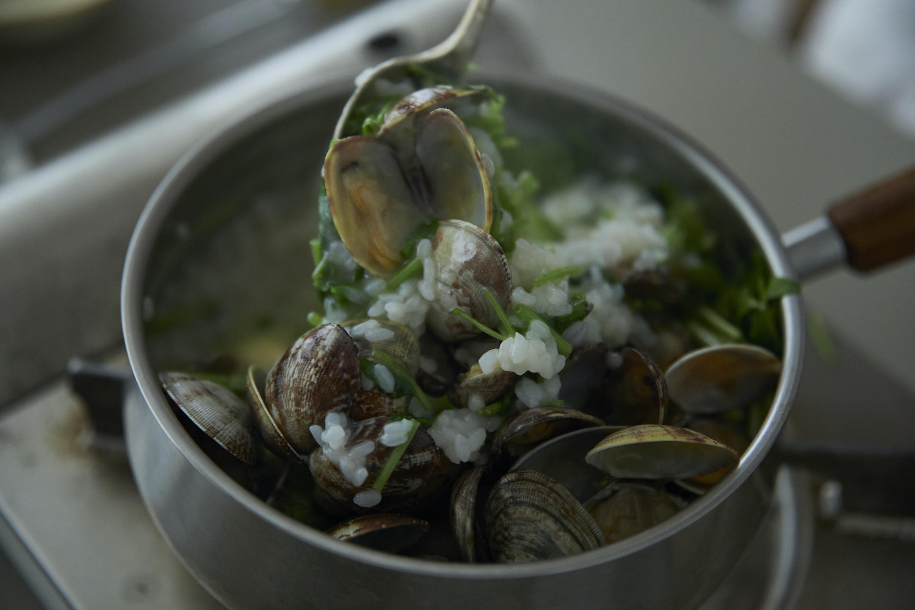 芹とバターを加える