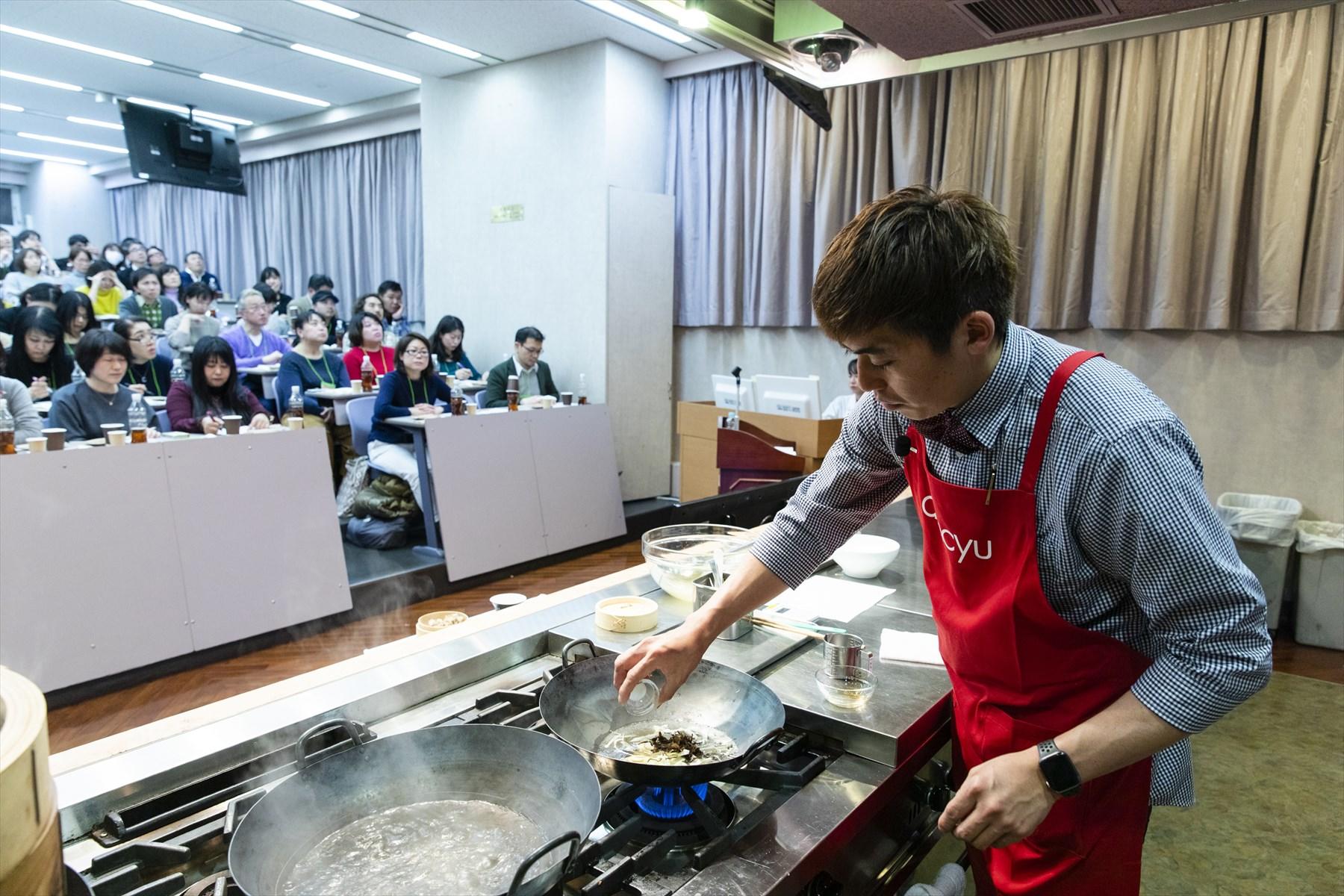 要点を解説しながら、手際よく「サンラータンメン」をつくる大津シェフ