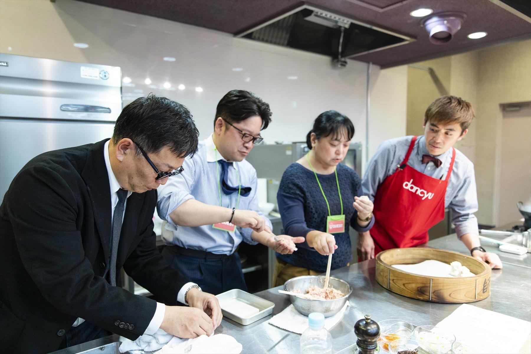 大津シェフのお手本を見ると簡単そうだが、やってみると案外難しいことを実感する3名