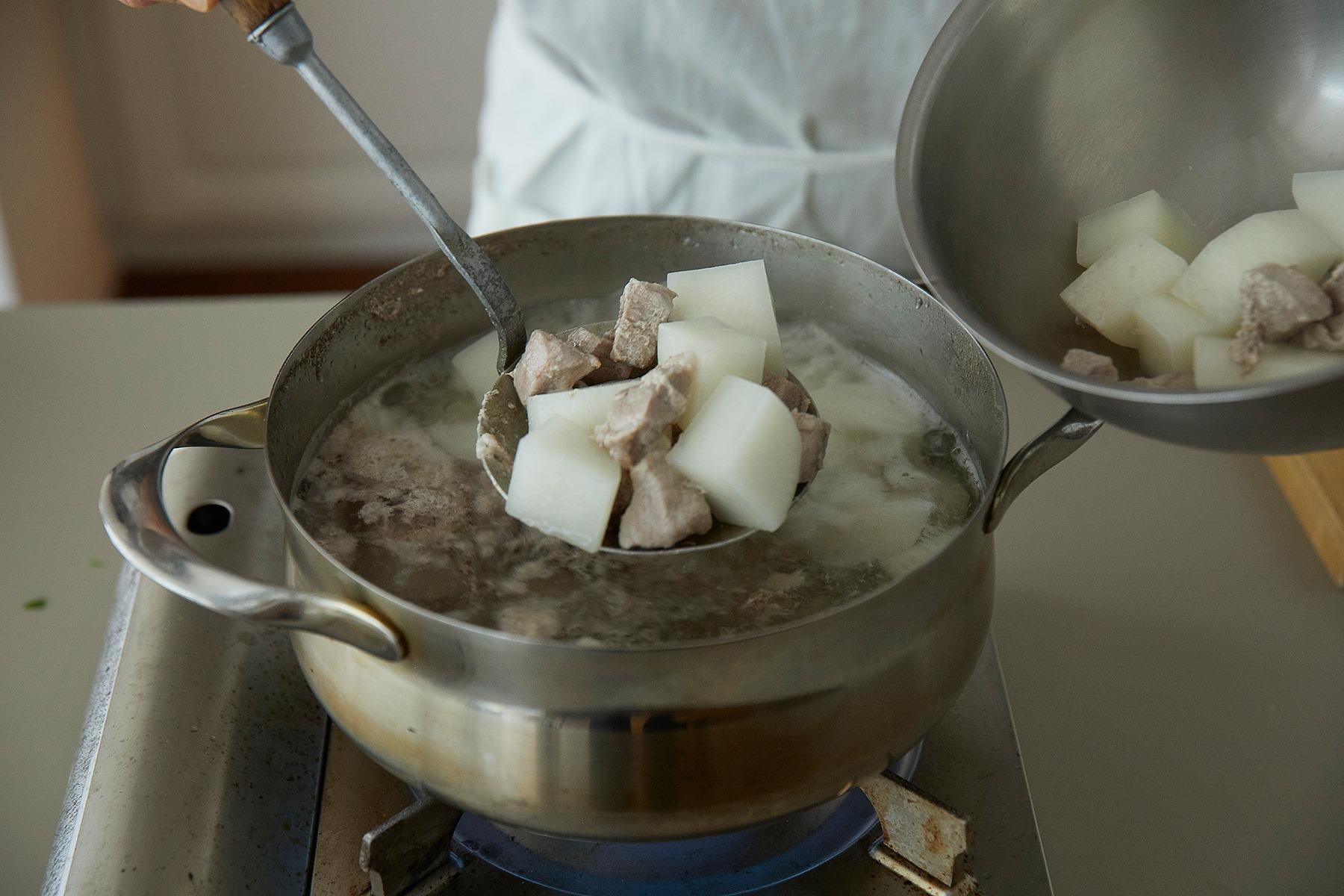 具材を下ゆでする