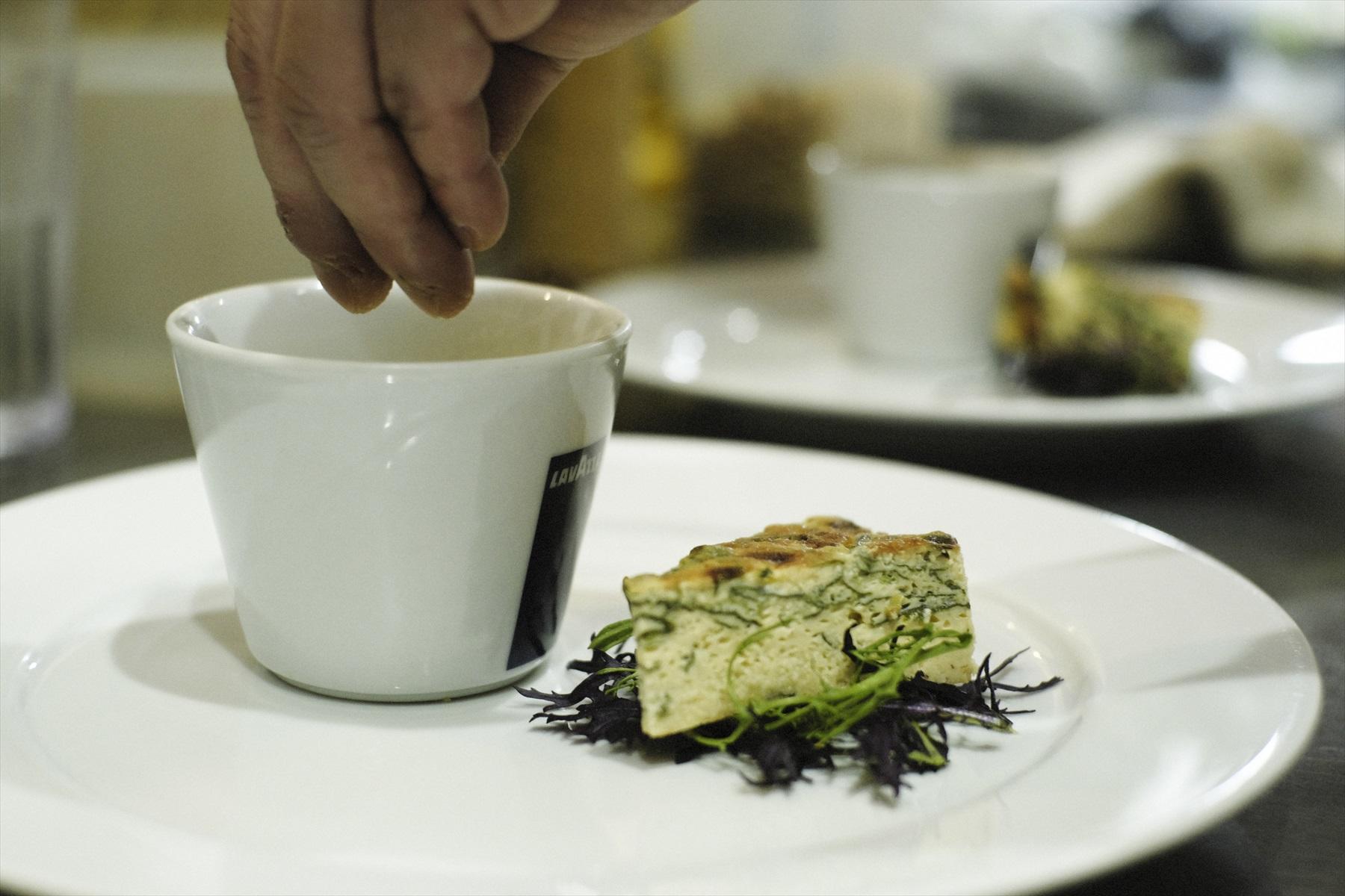 料理を盛り付けている