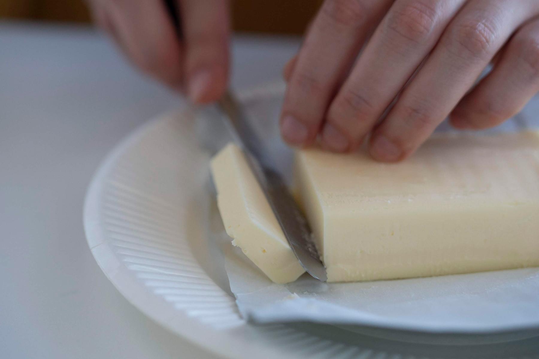 バターを切り分ける様子