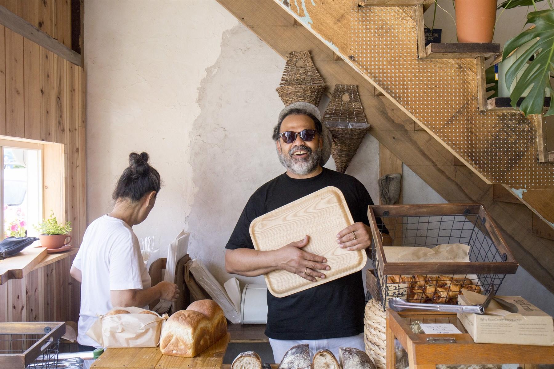 トレイをたたくマーカスさん