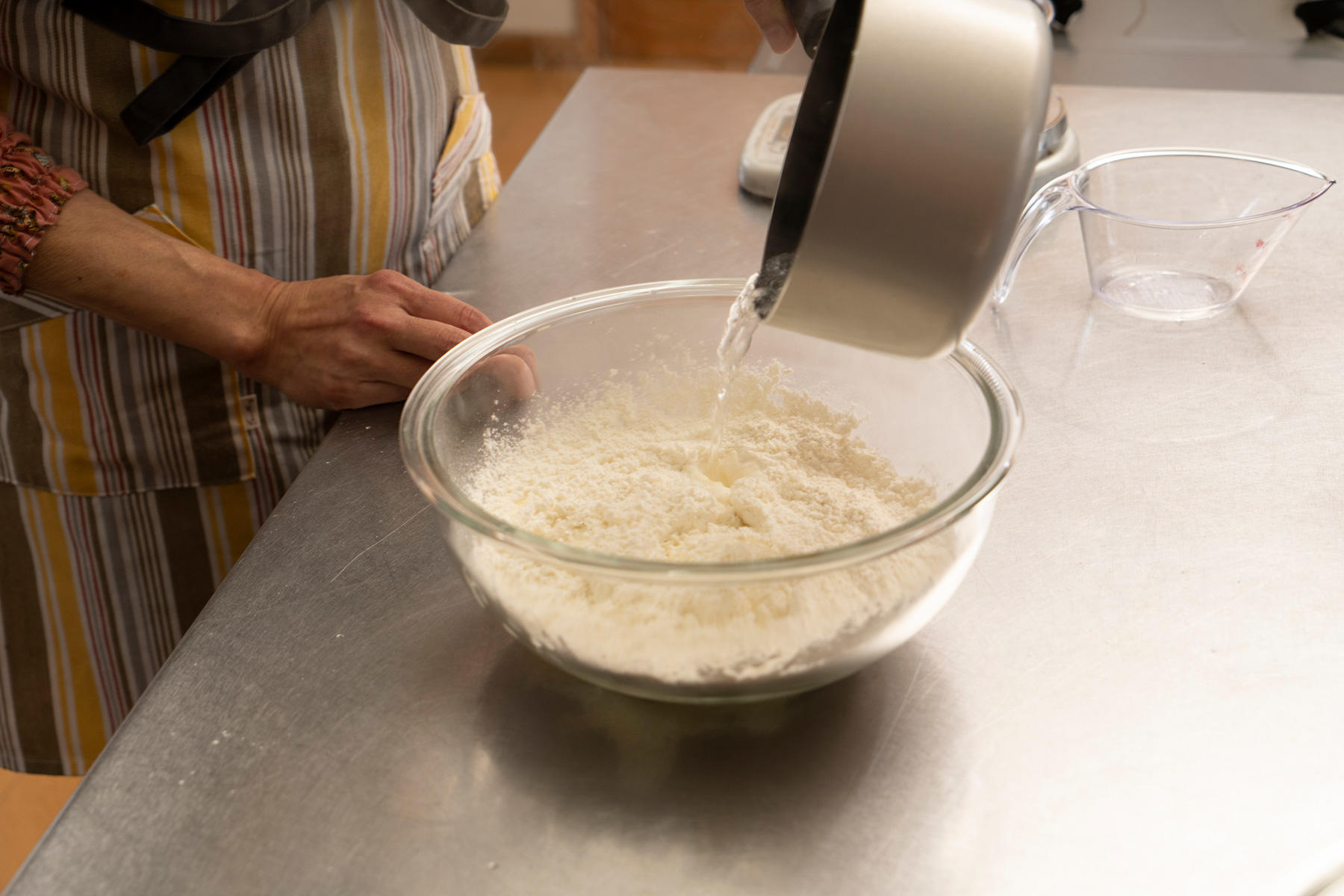 粉を熱湯で混ぜる