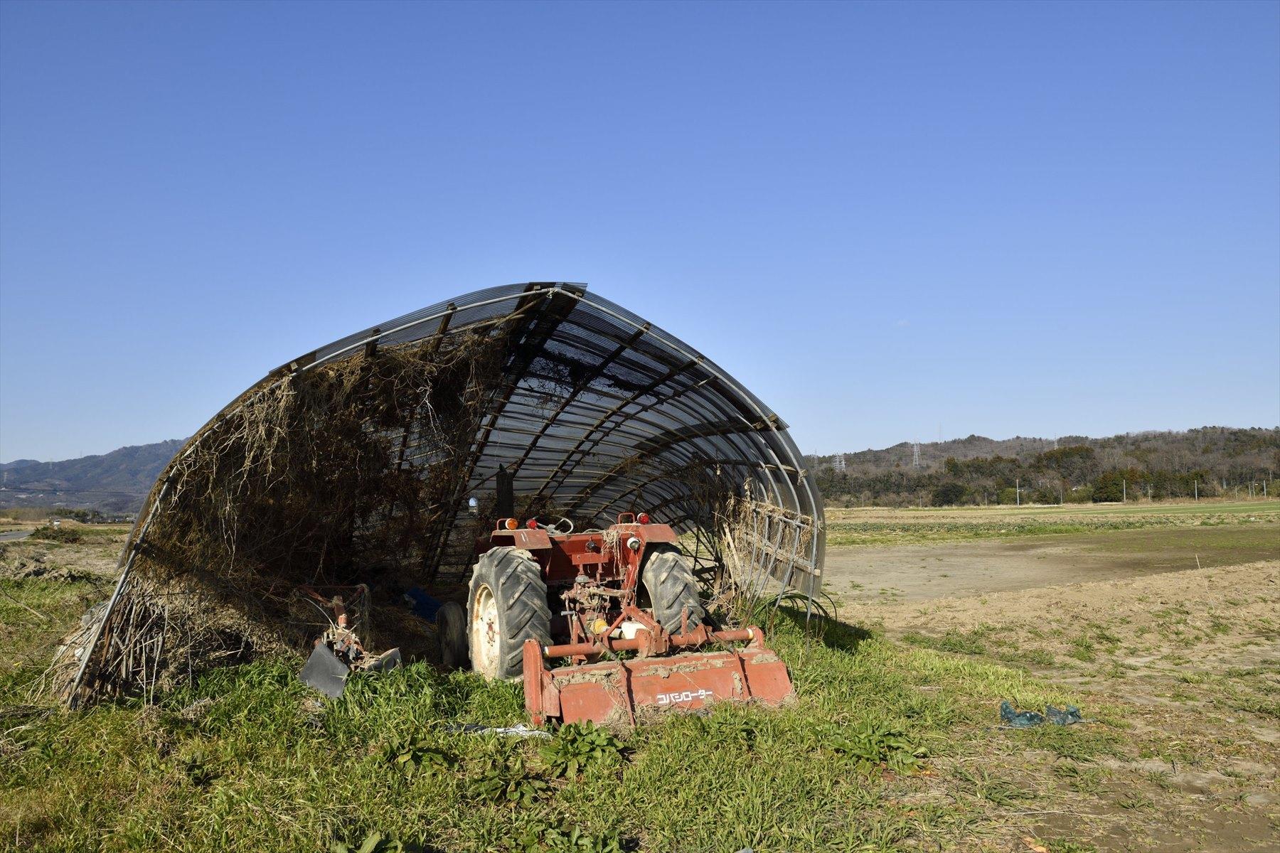 壊れた納屋と農機具