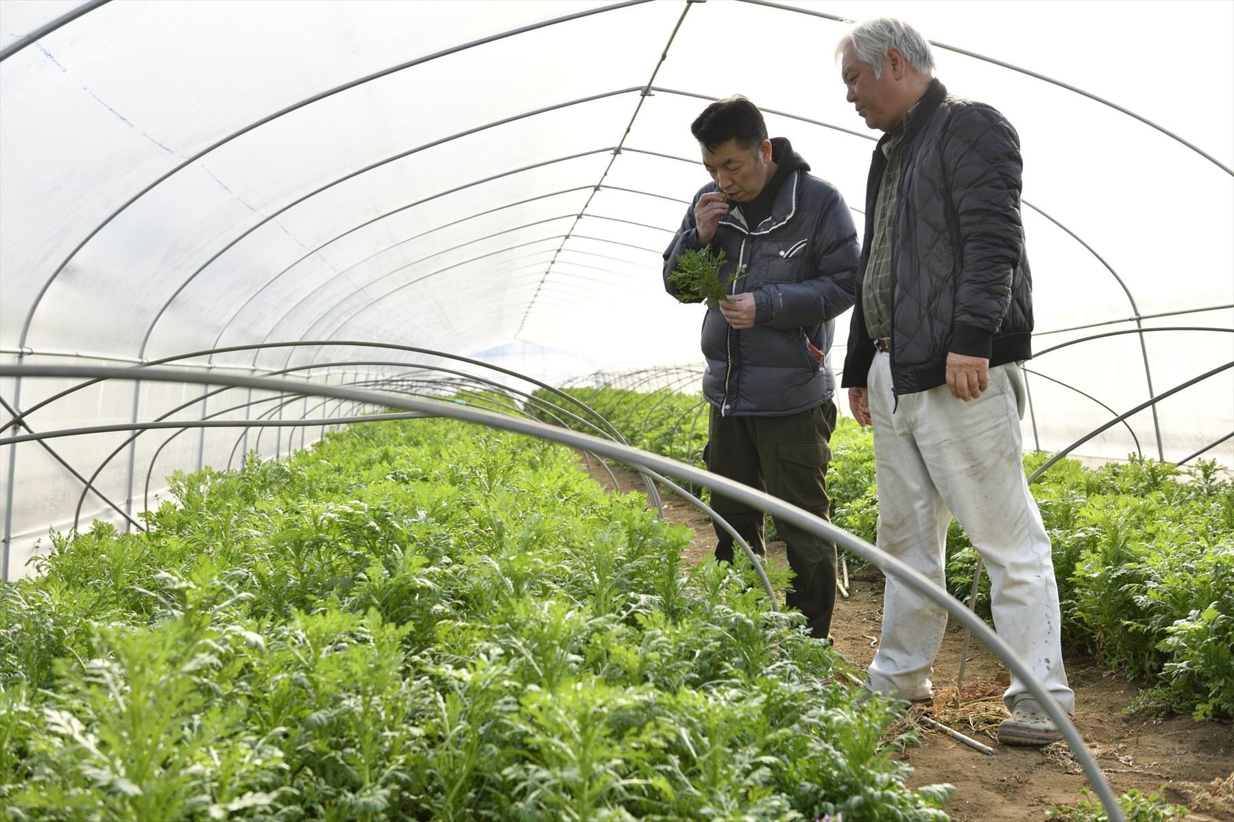 関治男さん(右)と佐藤さん。