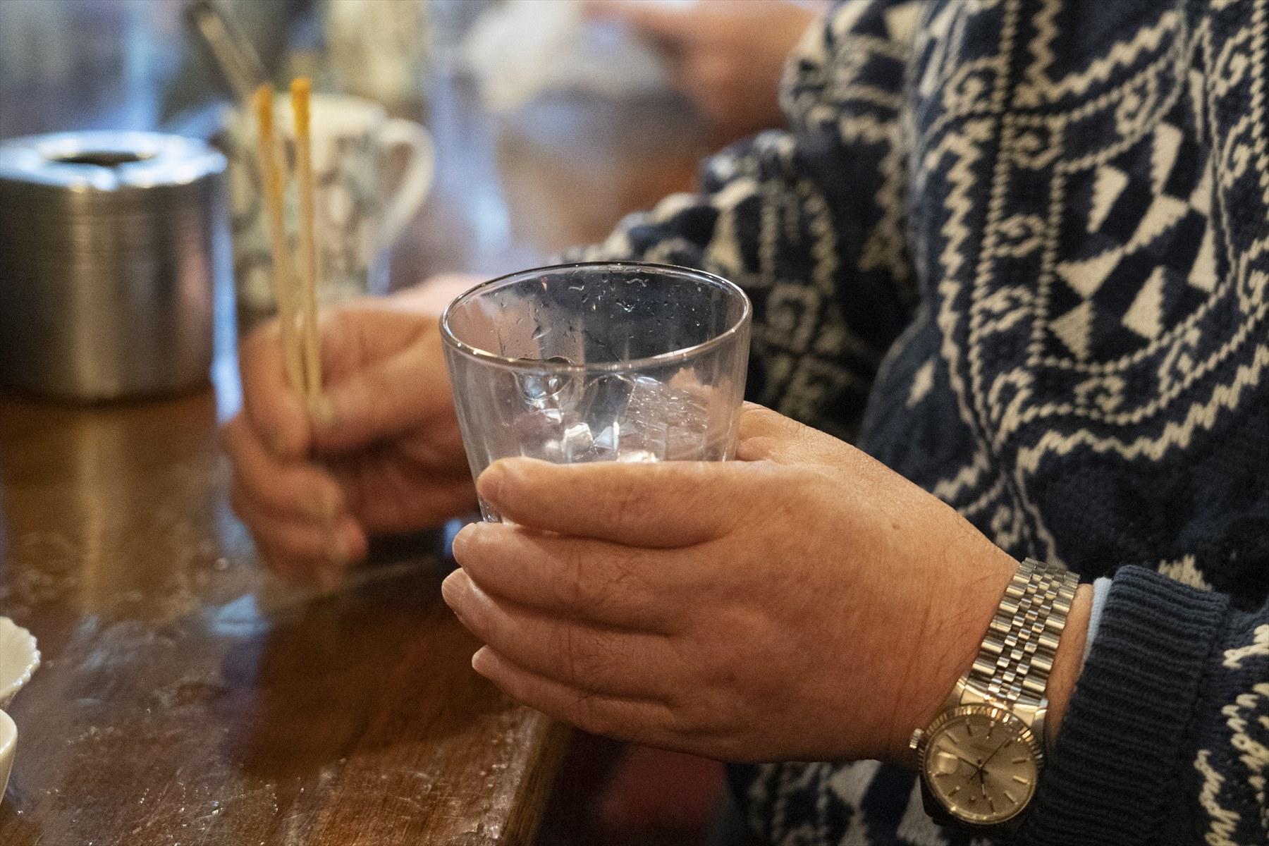 焼酎を飲むおっちゃん