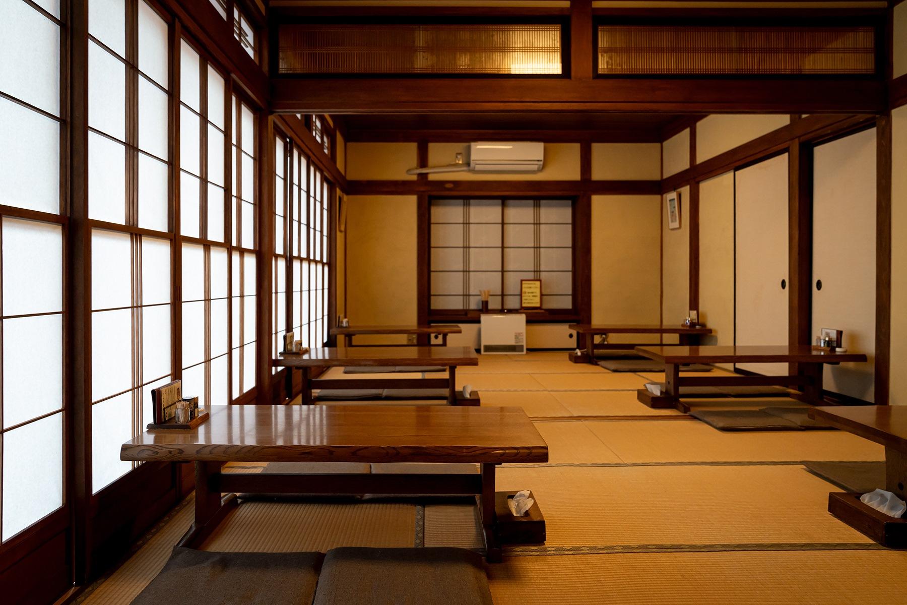 畳み敷きの店内