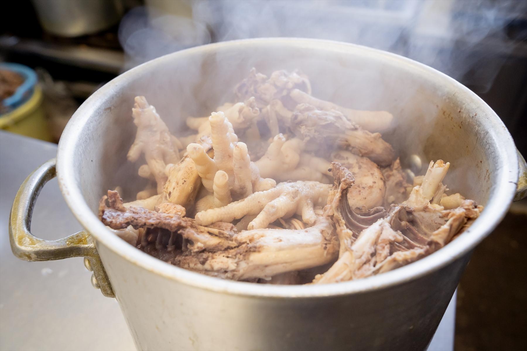 小さめの寸胴鍋にギュウギュウに入れられたガラ素材