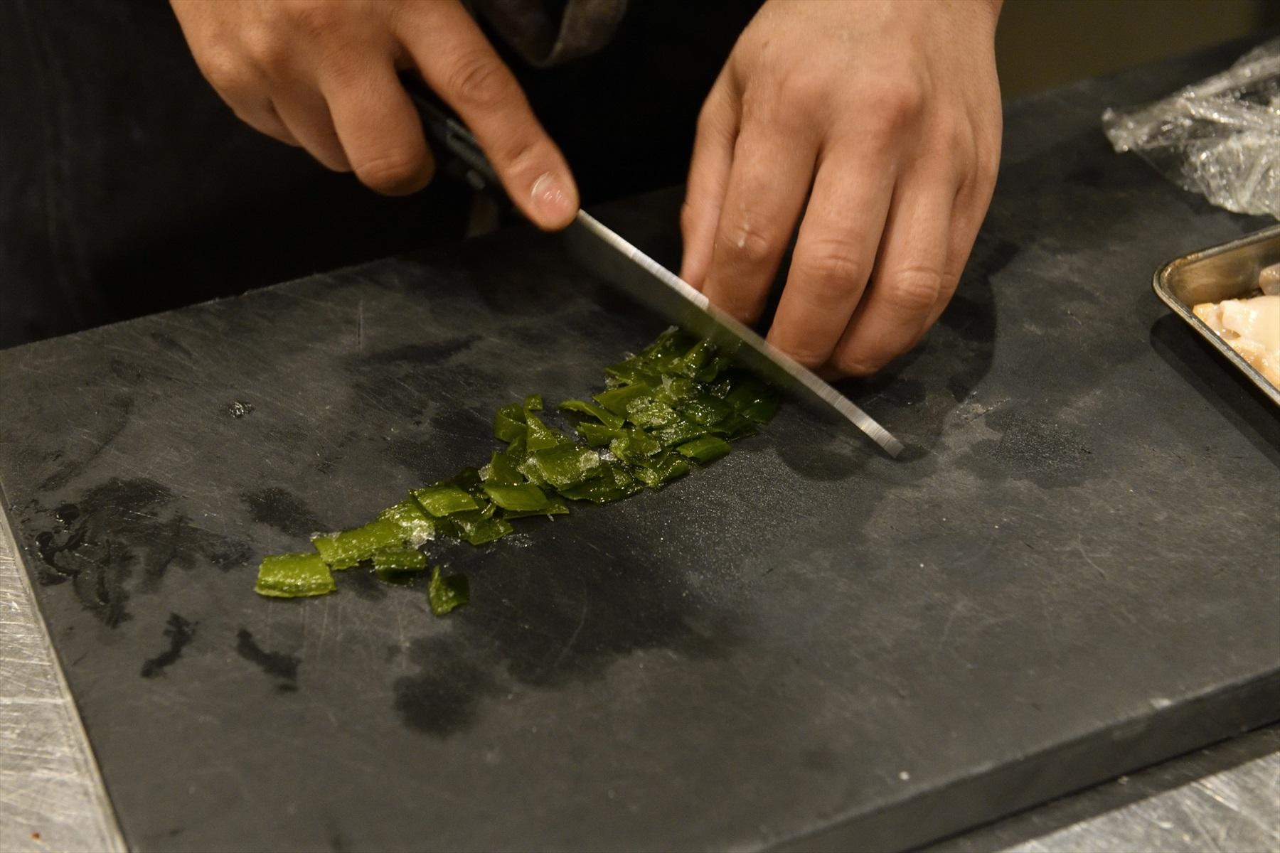 具材を混ぜ合わせる