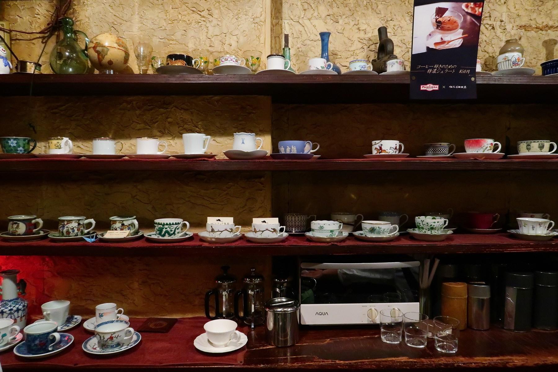 棚に並ぶカップ