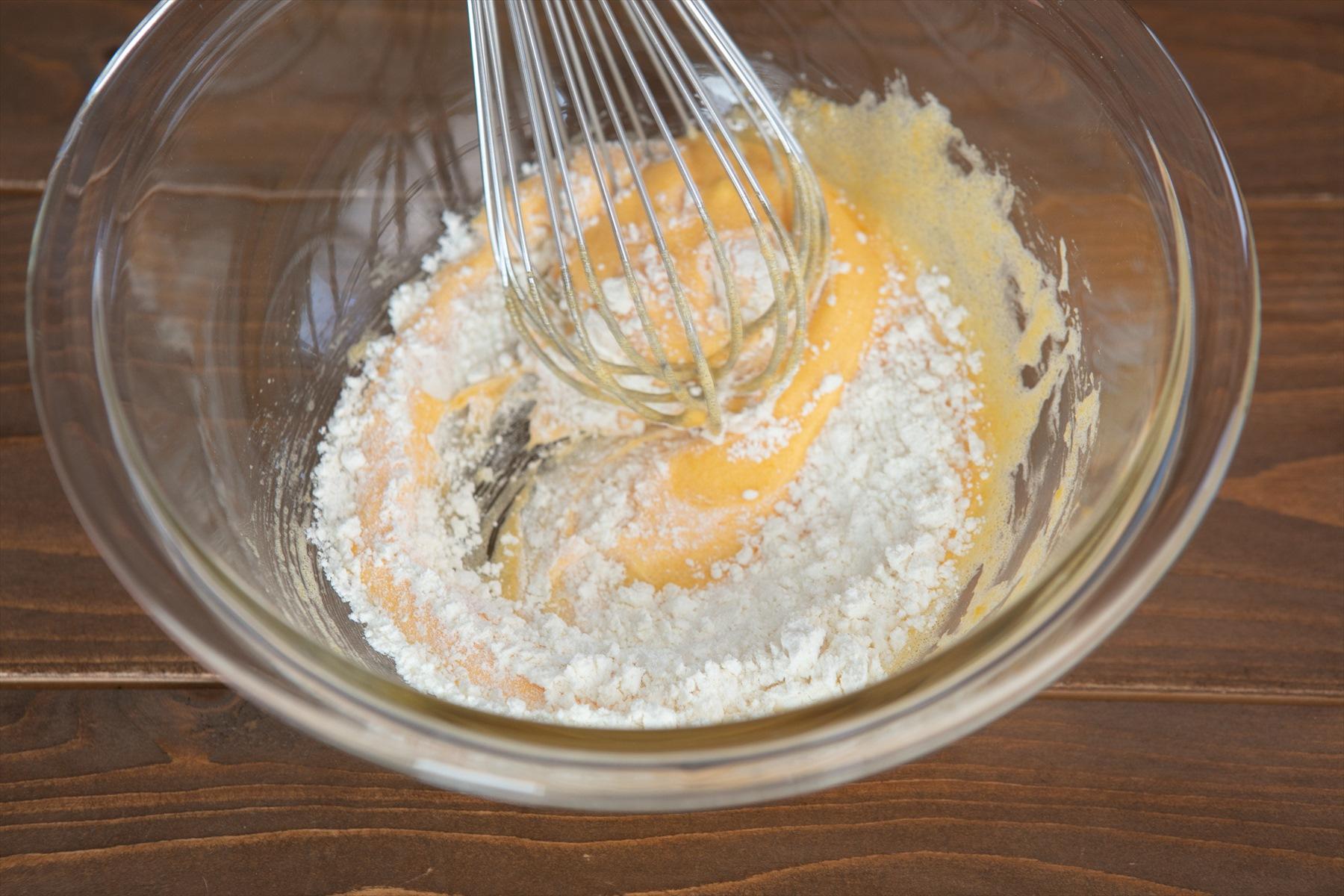 薄力粉と牛乳を混ぜる