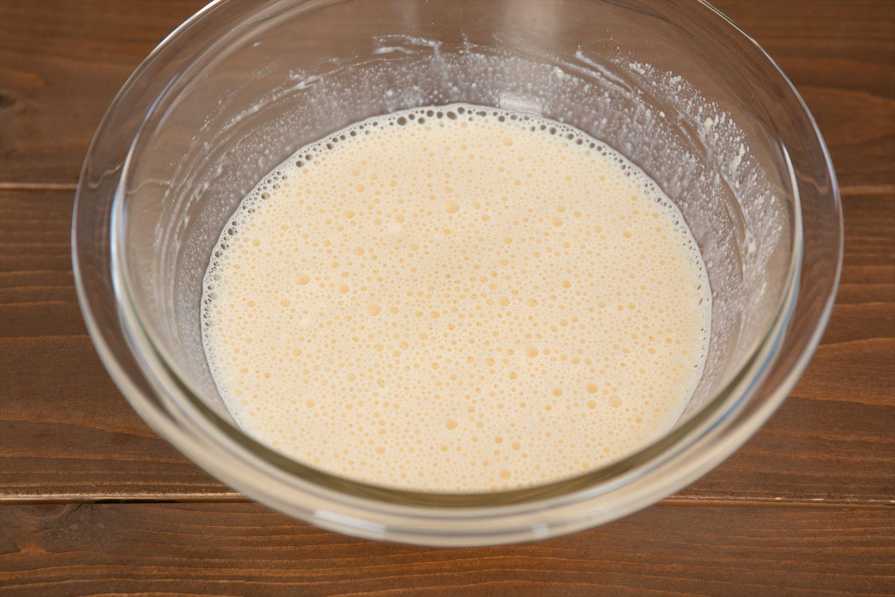 薄力粉と牛乳を混ぜる