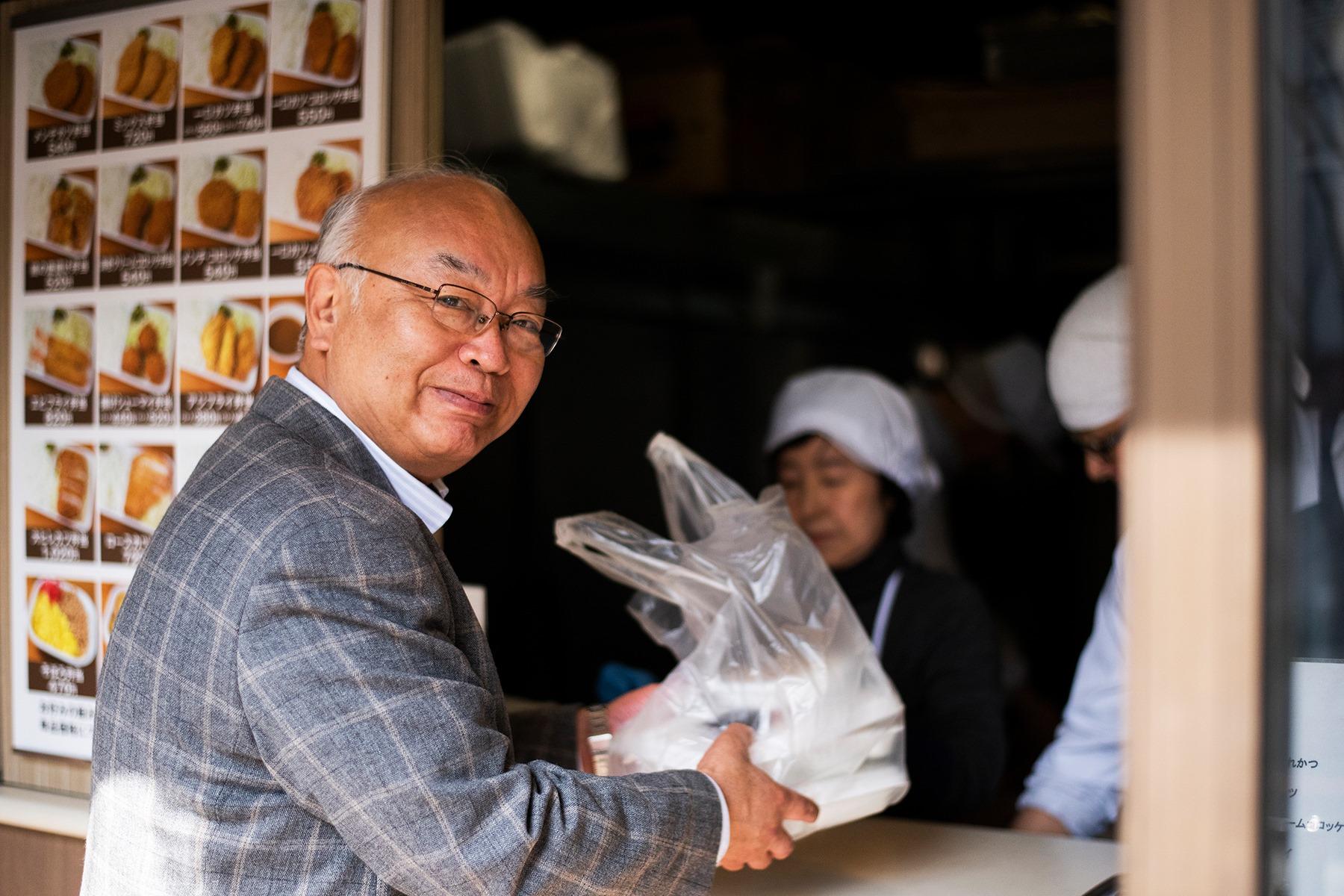 弁当を買う神林先生