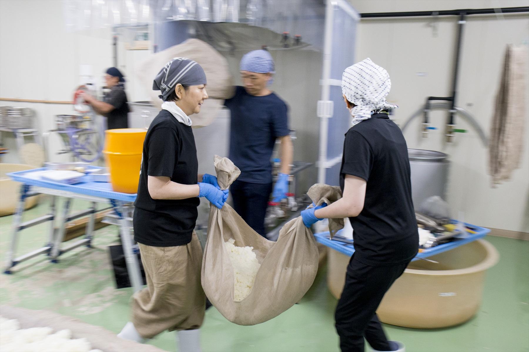 酒米を運ぶ2人
