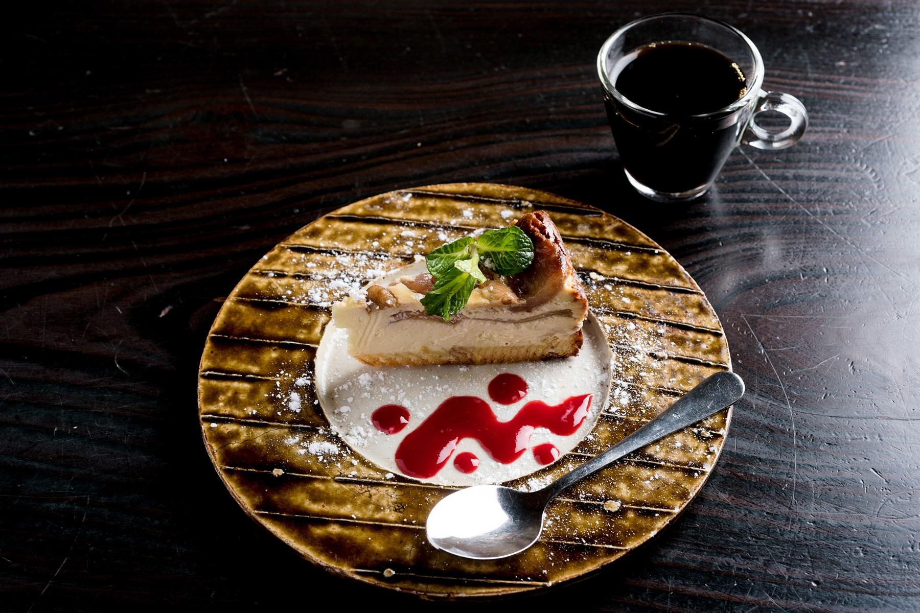 洋梨のチーズケーキとコーヒー