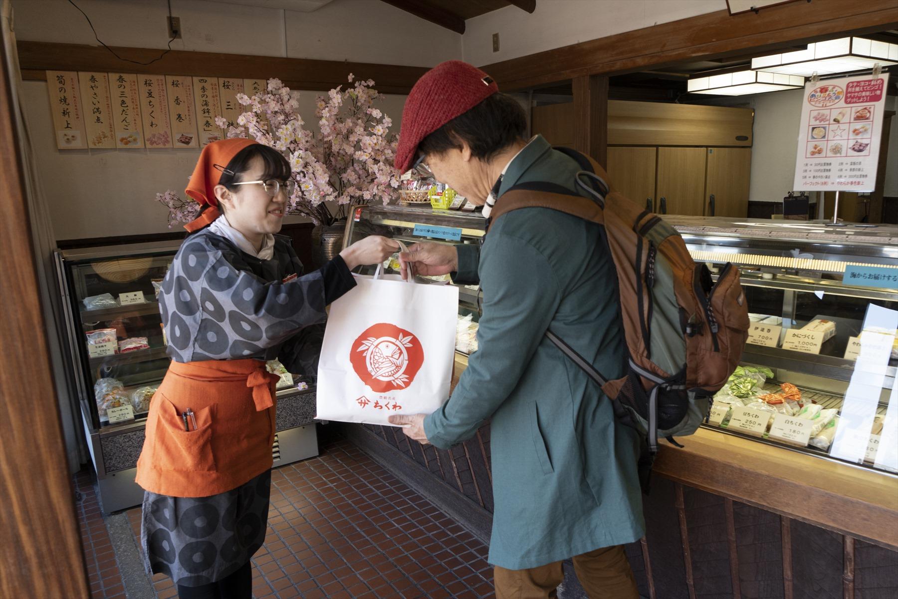 店のスタッフと北尾トロさん