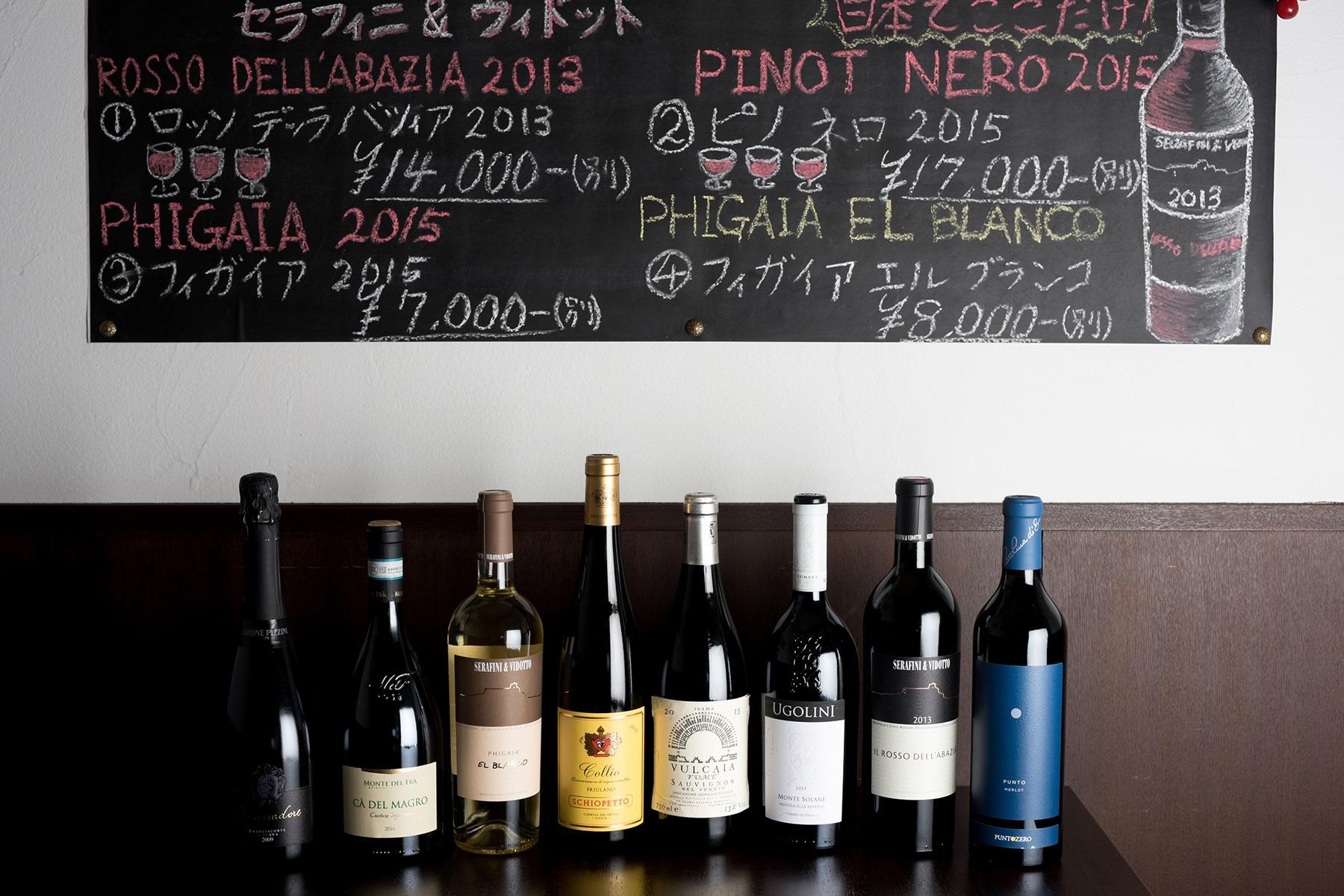 黒板メニューとワイン