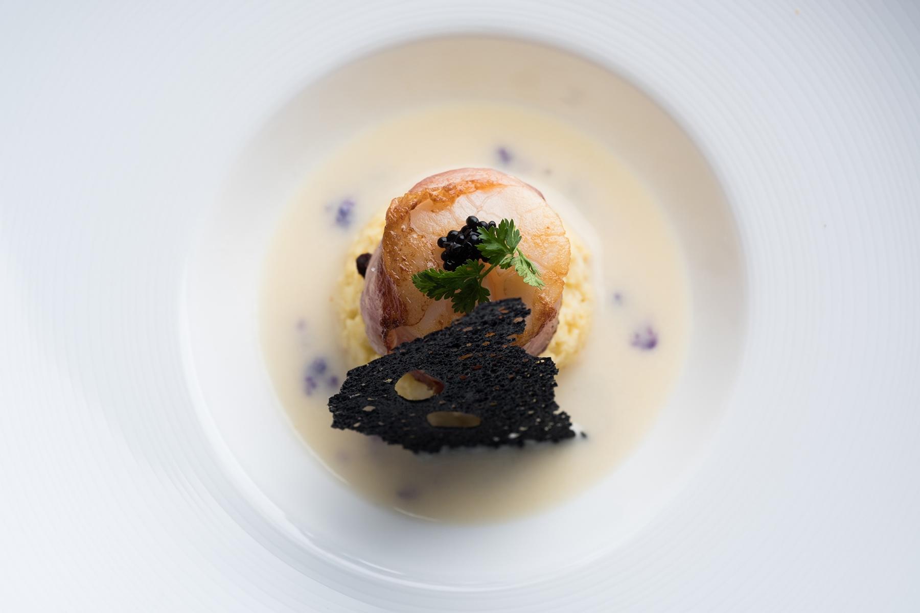 ホタテとパンチェッタ オーブン焼き　カリフラワーのムースとデリケートな生姜のソース添え