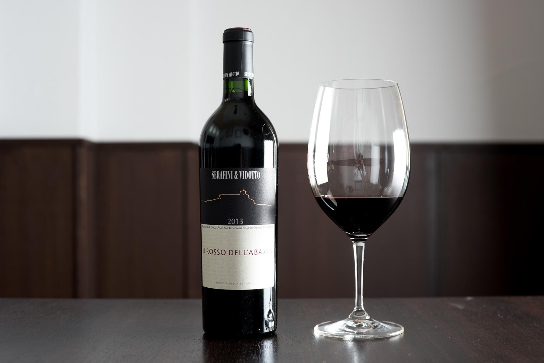 ワインボトルとグラス