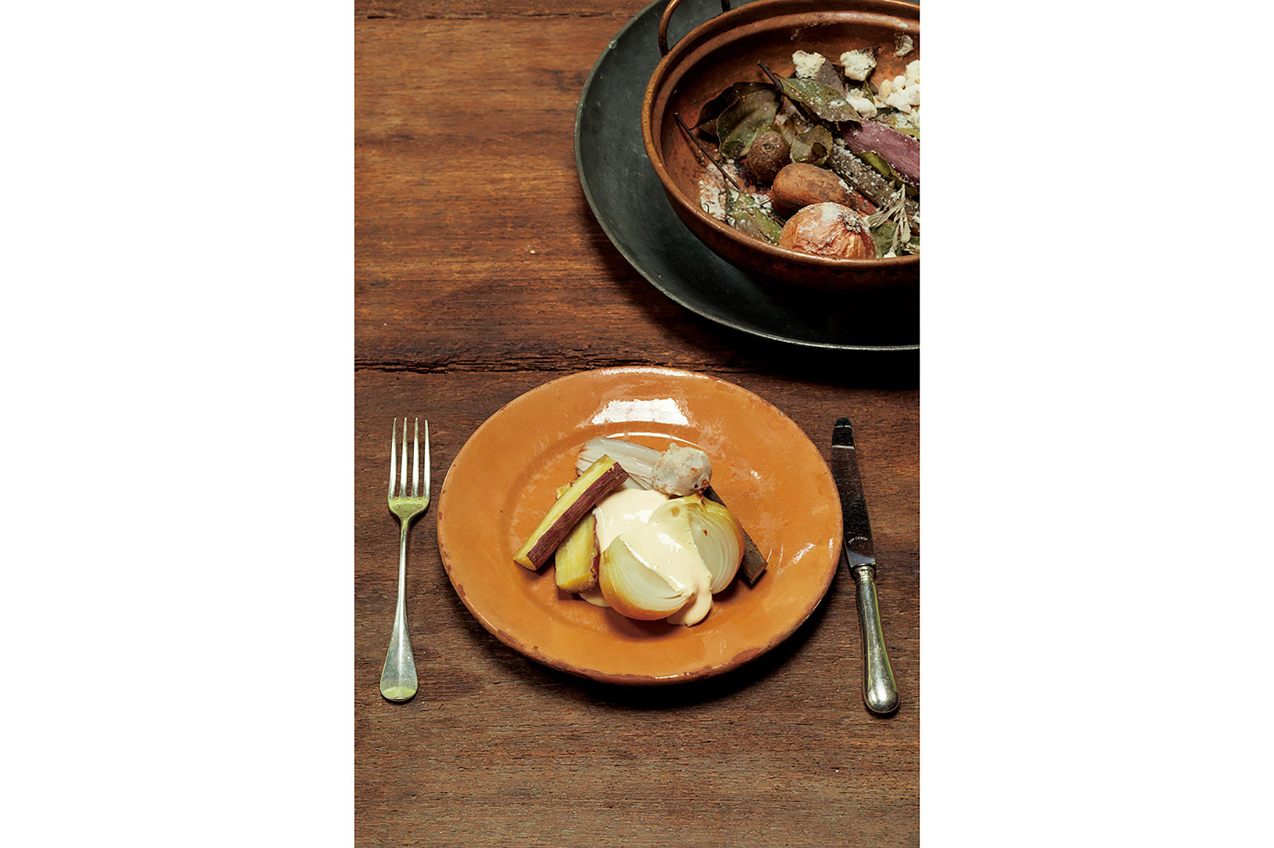 旨味が凝縮した玉ねぎに!“根菜の塩釜焼き”