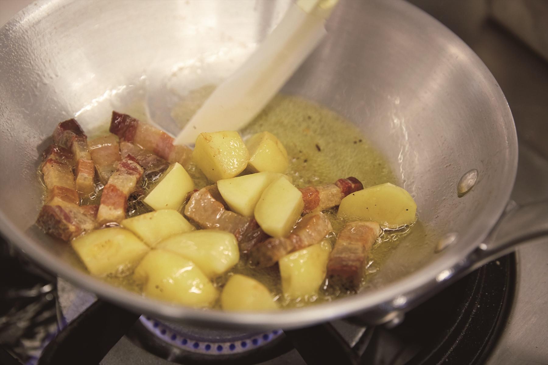 パンチェッタとじゃがいもを炒める