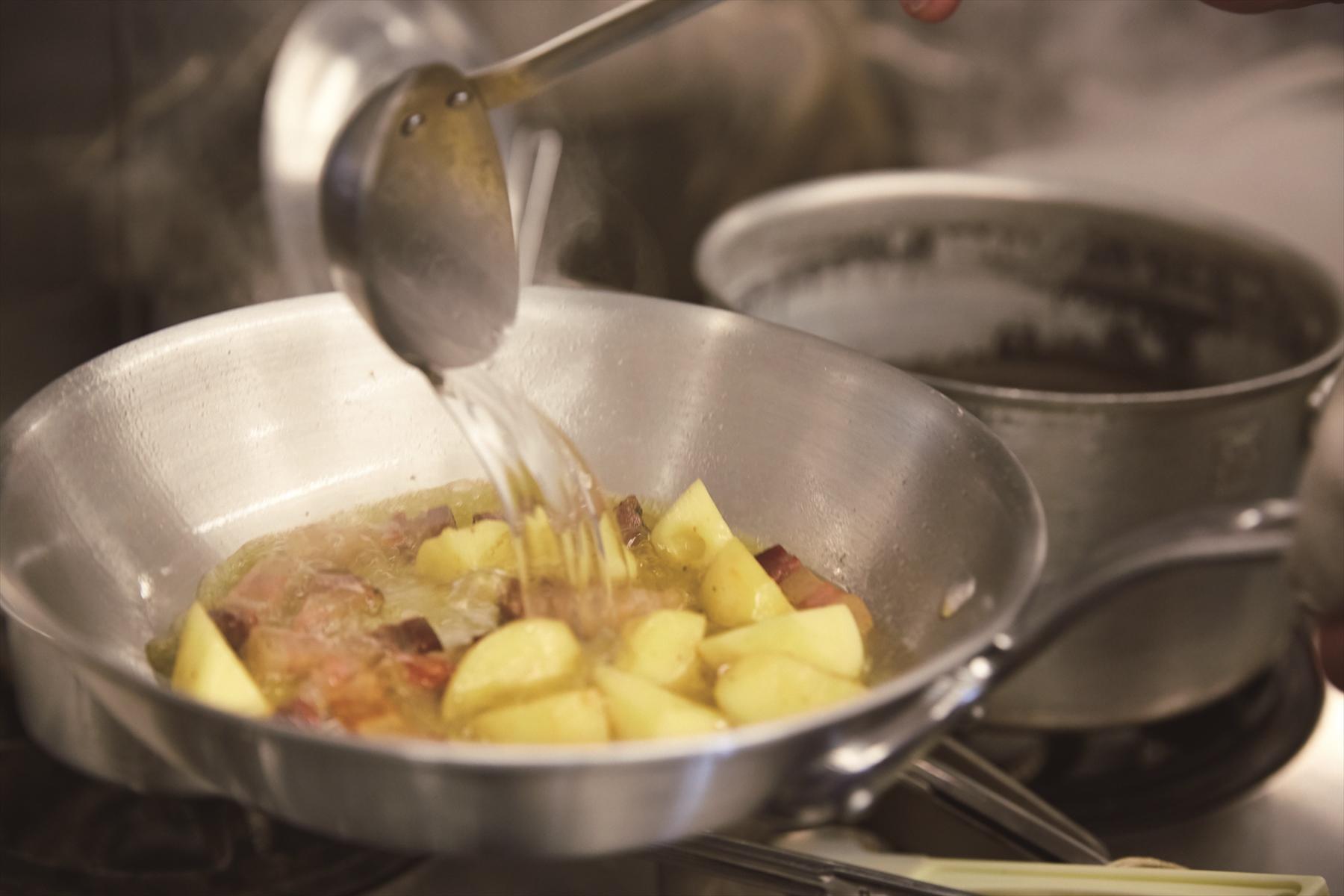 白ワインを回し入れる