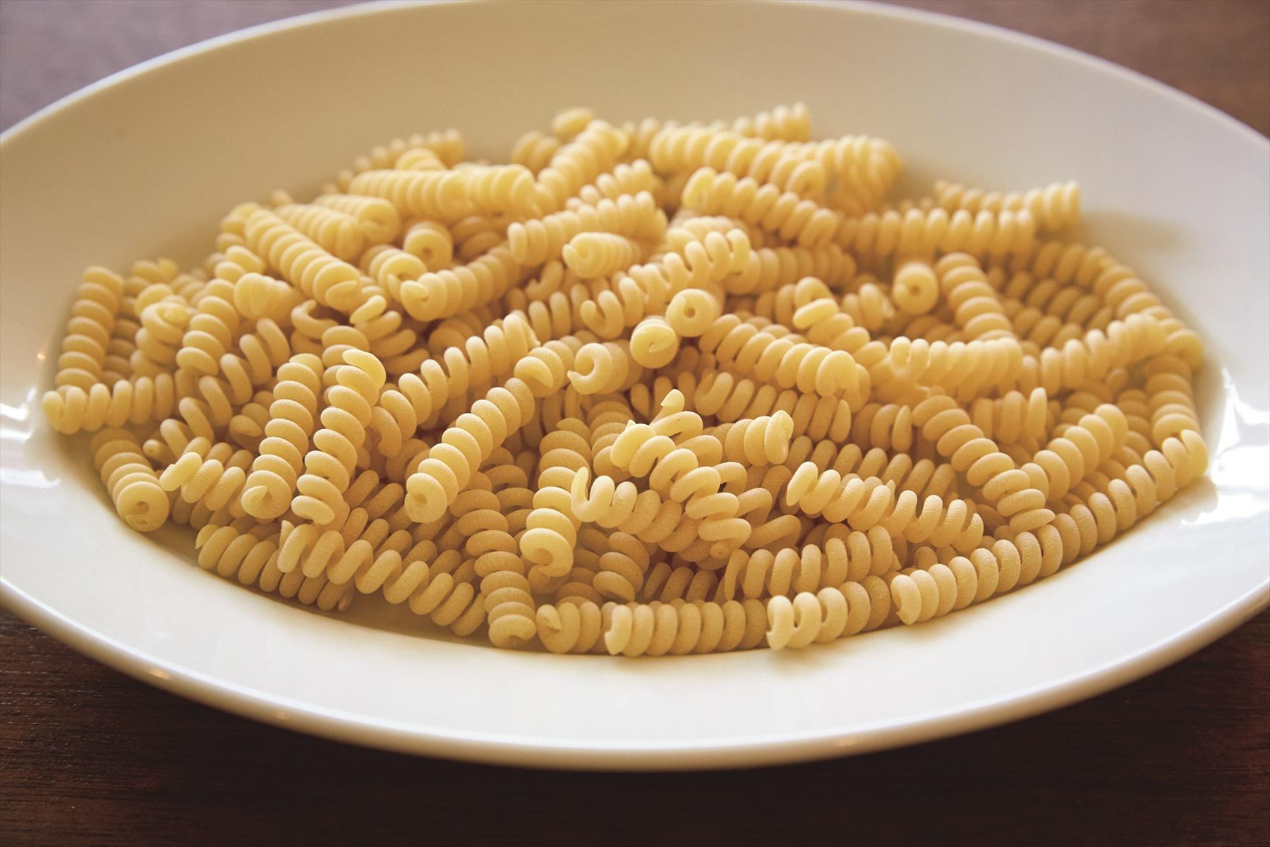 パスタを茹でる