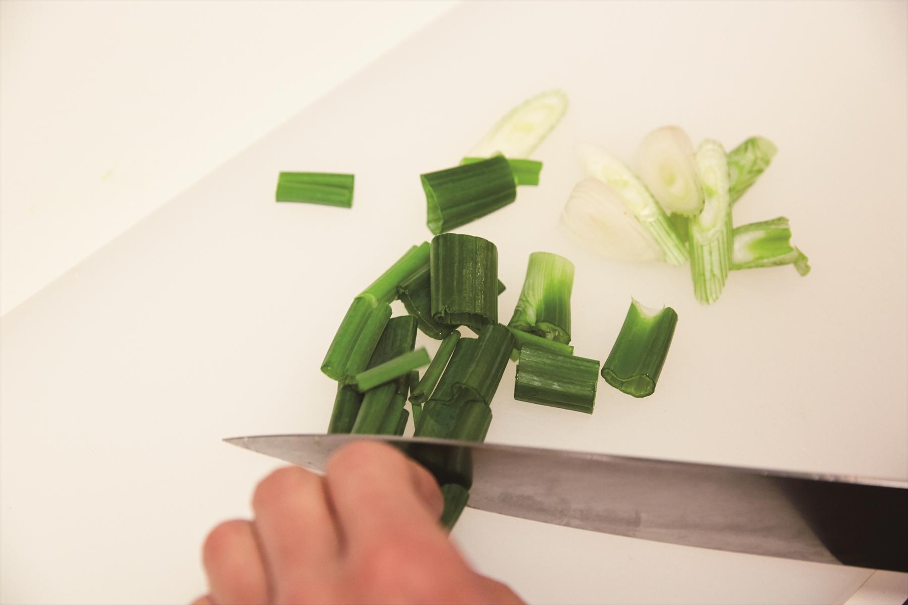葉玉ねぎを切る