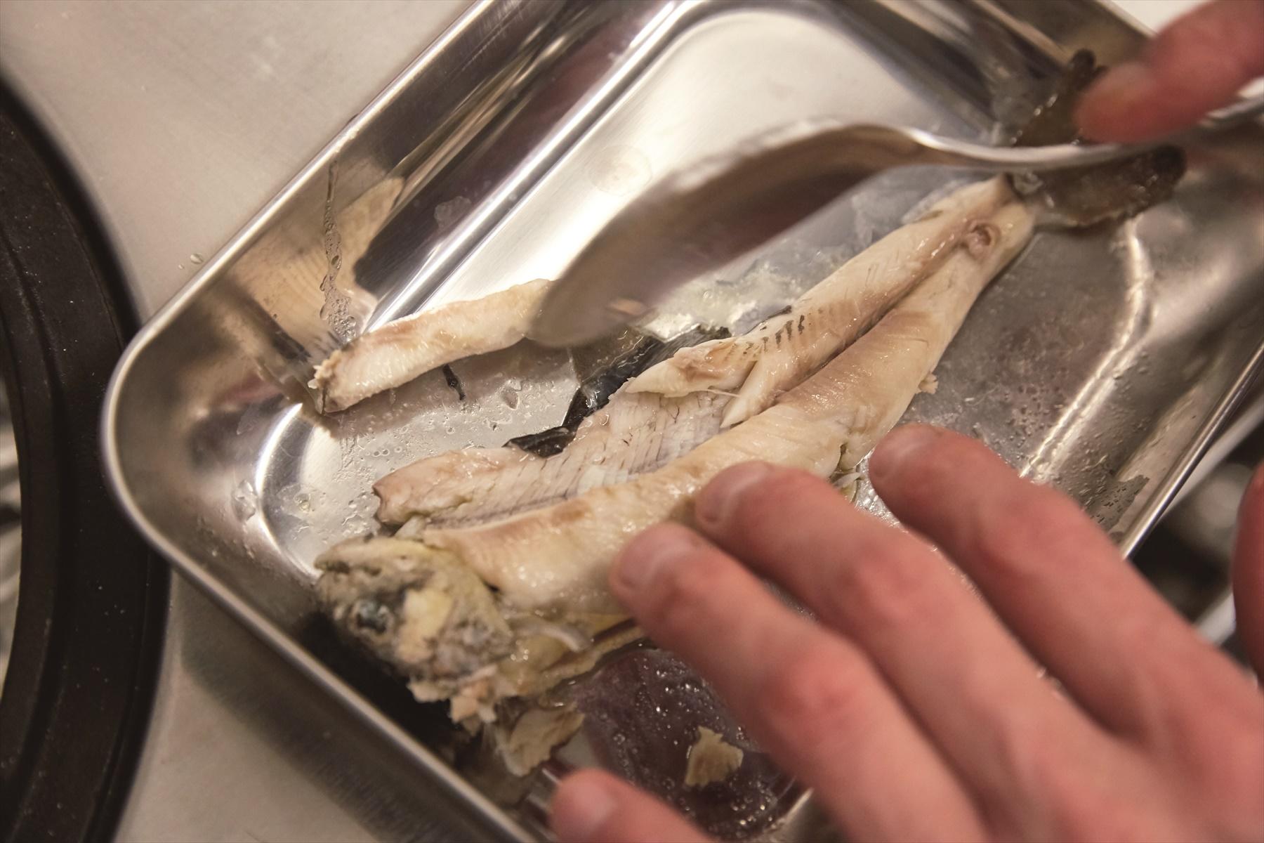  川魚の身をほぐす
