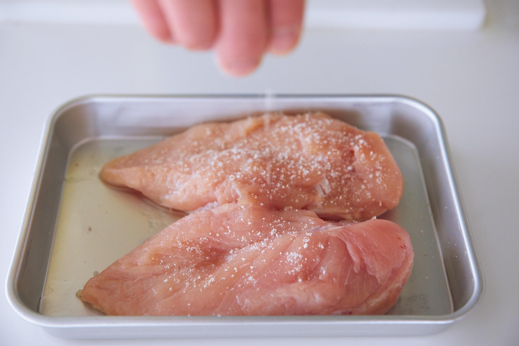 鶏肉に塩をふる