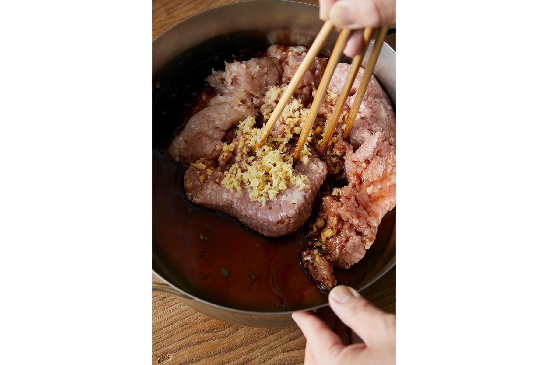 火をつける前に材料をなじませる